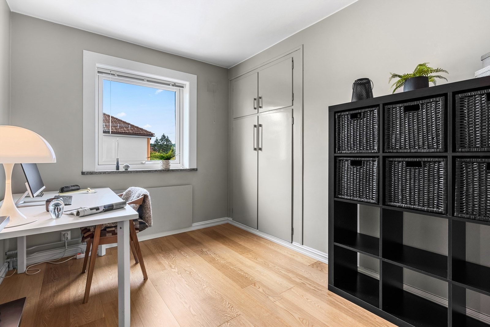 Rommet har garderobeløsning med god plass til oppbevaring. Galleribilde