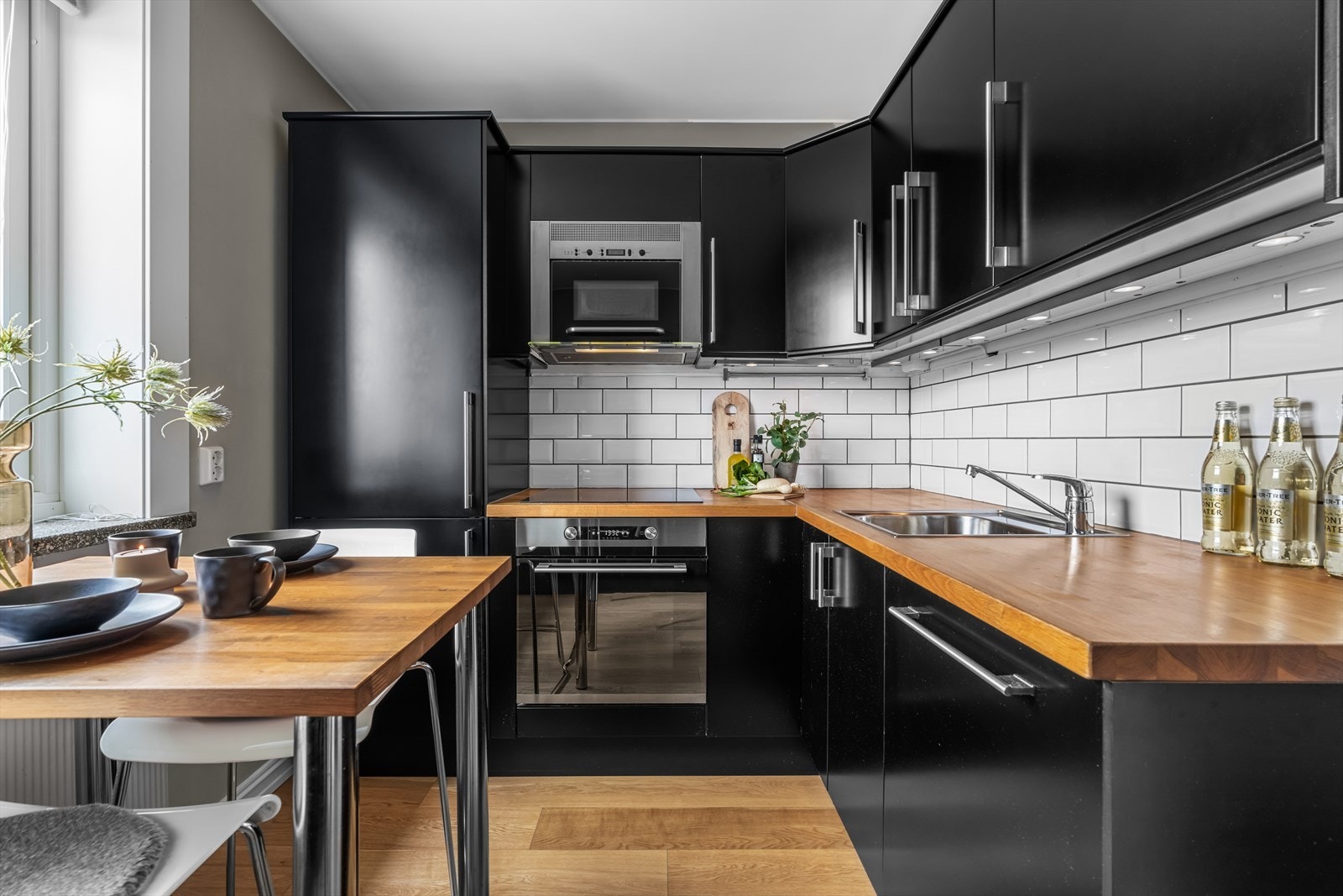 Kjøkkenet er praktisk innredet med god benke- og skapplass. Alle hvitevarer er integrerte. Galleribilde