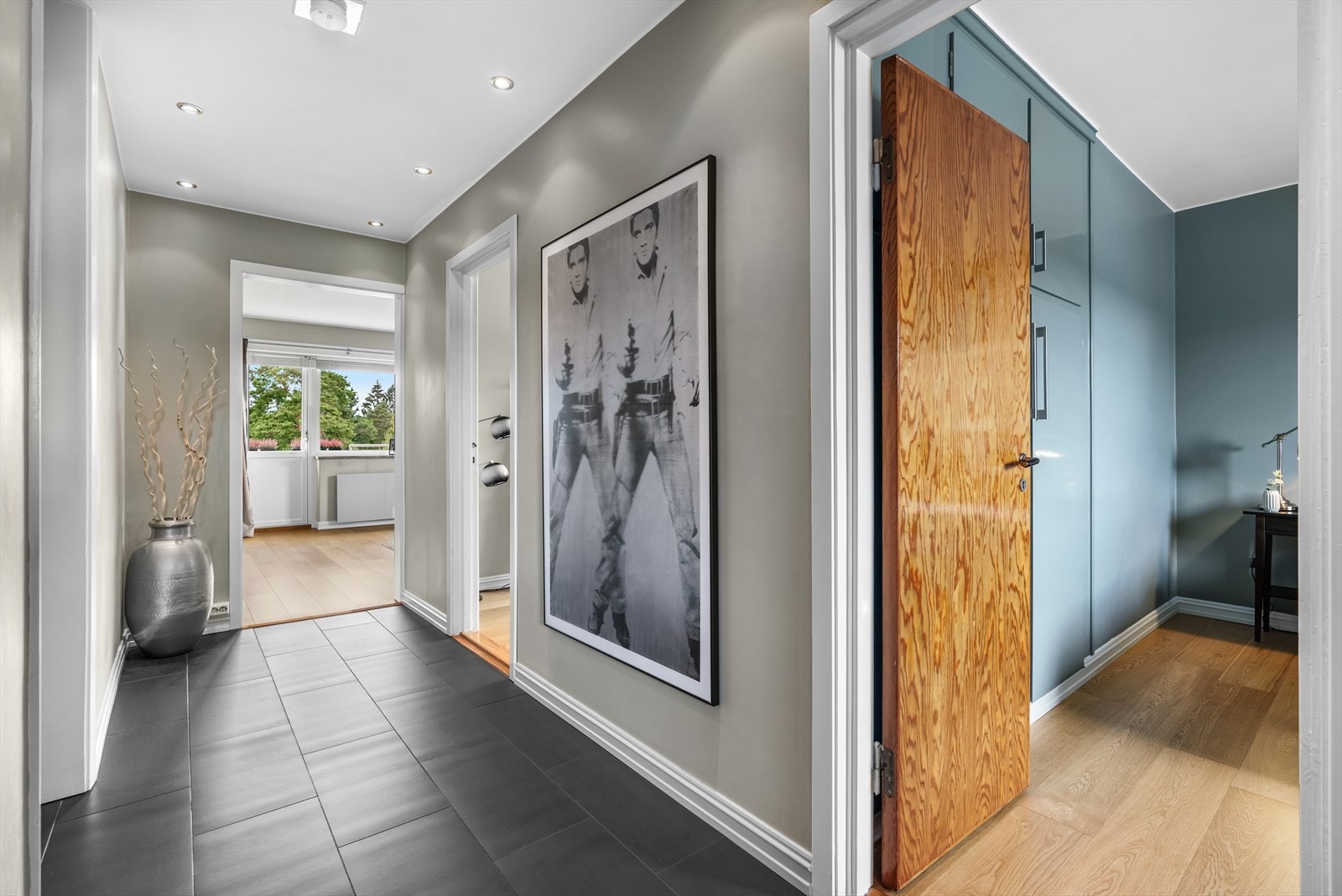 Meget romslig entrè/gang. Galleribilde