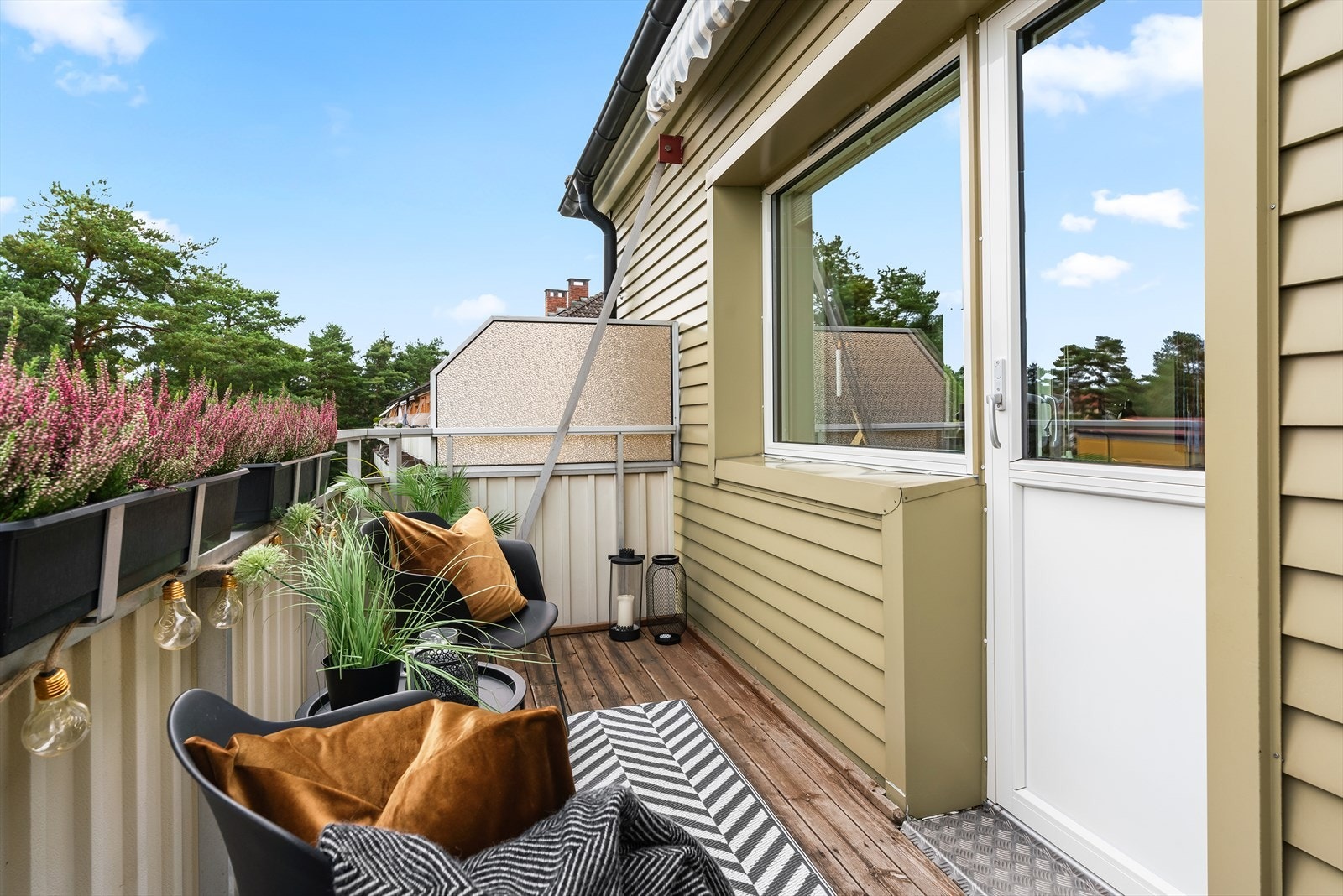 Fra stuen har man utgang til vestvendt balkong med gode solforhold og en fin utsikt over nærområdet. Galleribilde