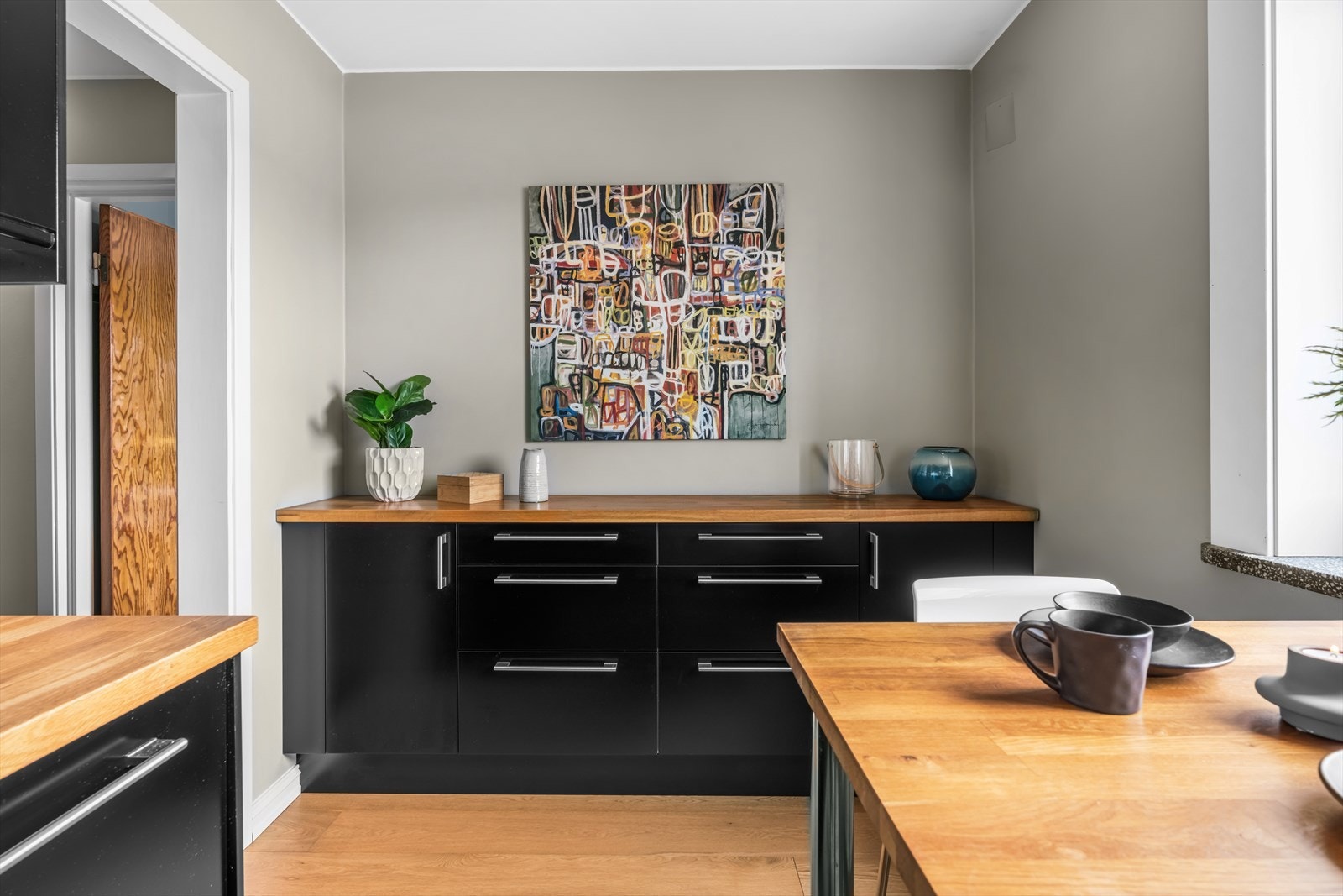 God benke- og lagringsplass. Galleribilde