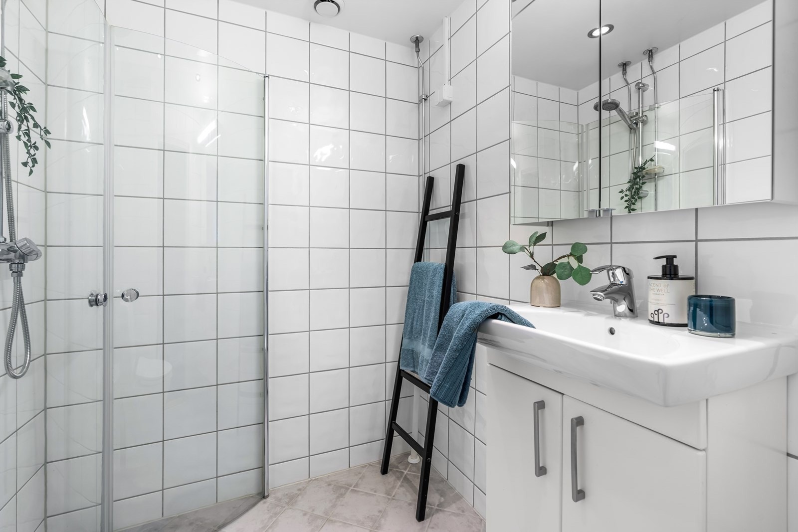 Badet har opplegg for vaskemaskin og tørketrommel. Galleribilde