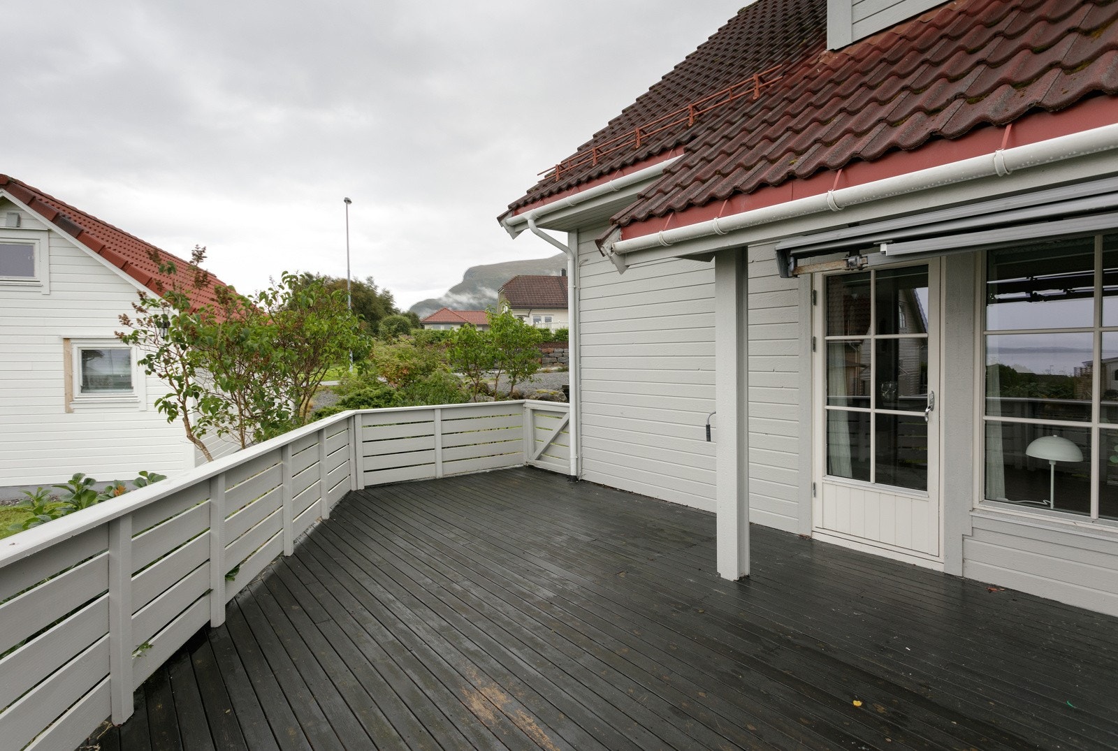 Terrassen har defintitivt nok plass til utemøbler, solsenger og grill - neste sommer Galleribilde