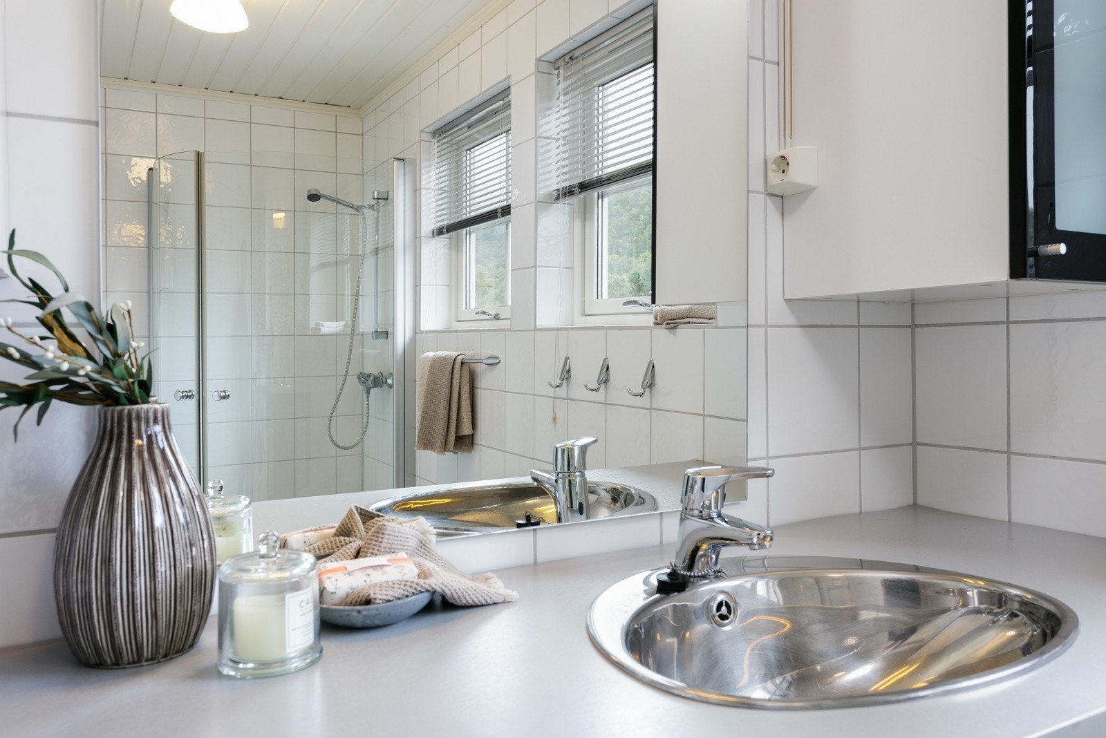 Innredning med stålservant og med god plass til alle høyst nødvendige hygiene og kosmetikkprodukt Galleribilde