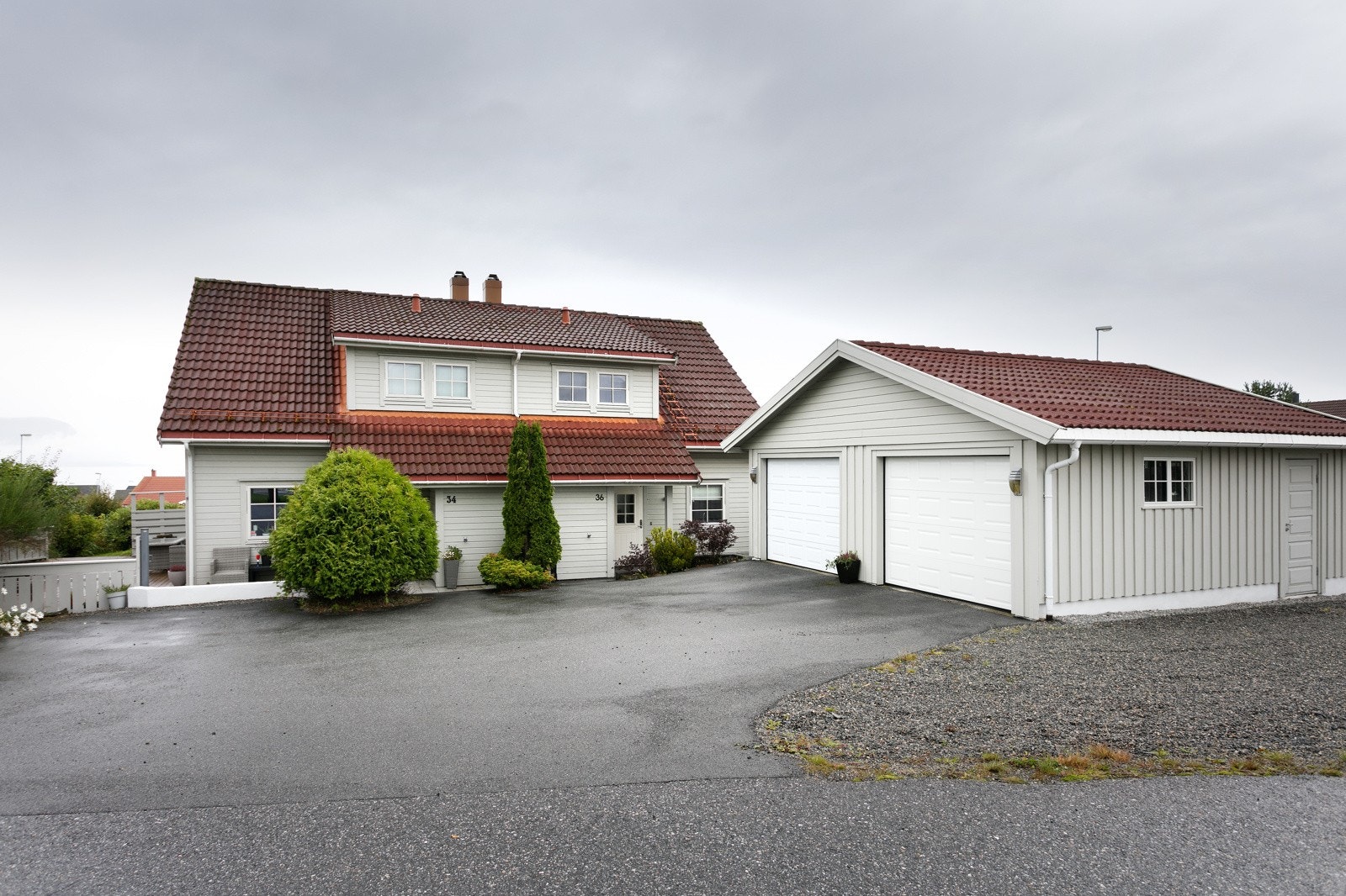 Parkering i felles garasje. Garasjen har innvendig delevegg Galleribilde