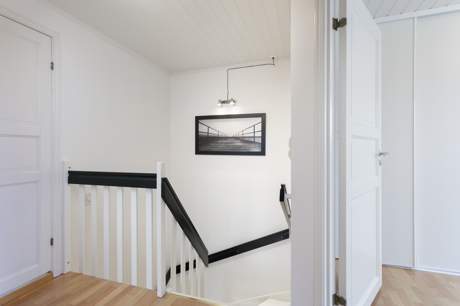 Boligen har også sentralstøvsuger, med uttak i hver etasjen Galleribilde