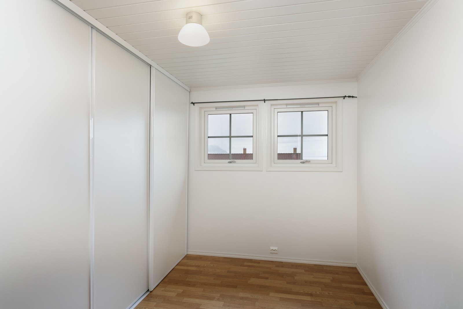 I 2. etasje har man skyvedørsgarderobe med 4 dører på det ene soverommet Galleribilde