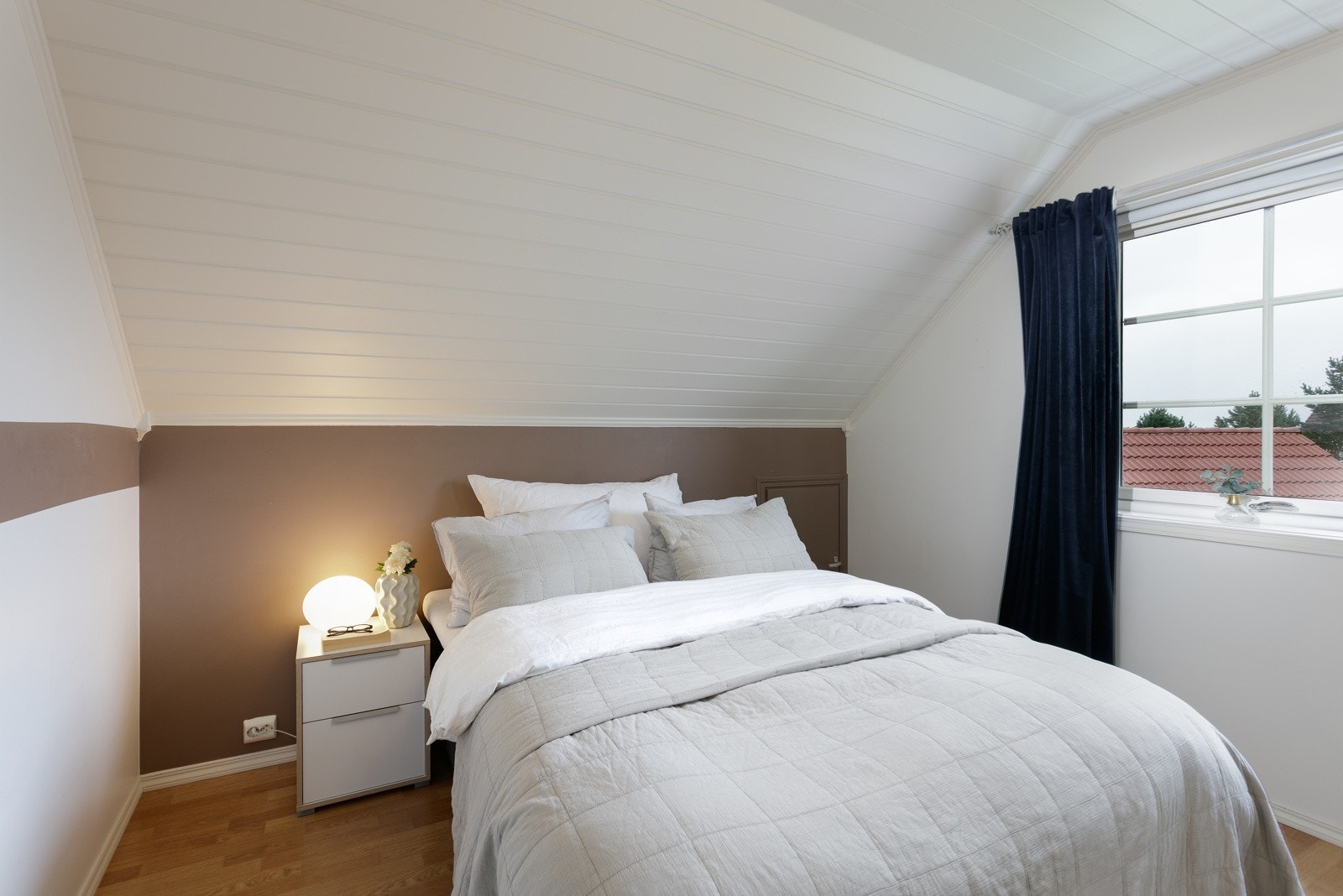 Dette er det største soverommet og her er det plass til dobbeltseng Galleribilde