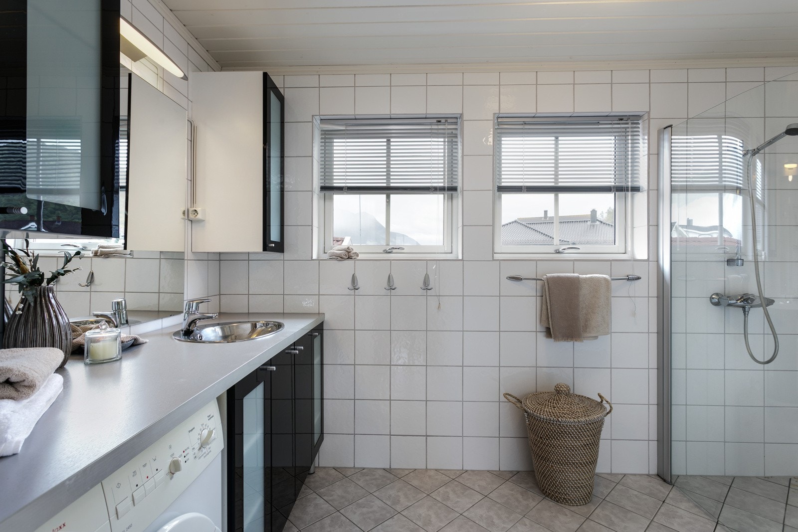 Helfliset bad og innredning fra byggeår Galleribilde