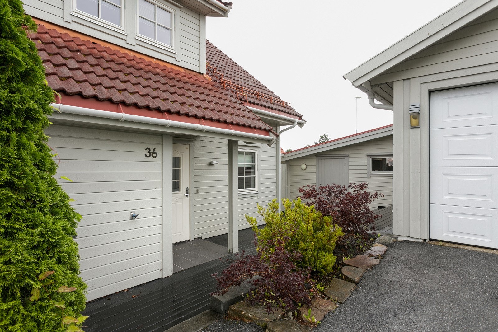 Pene uteområder og asfaltert innkjørsel Galleribilde