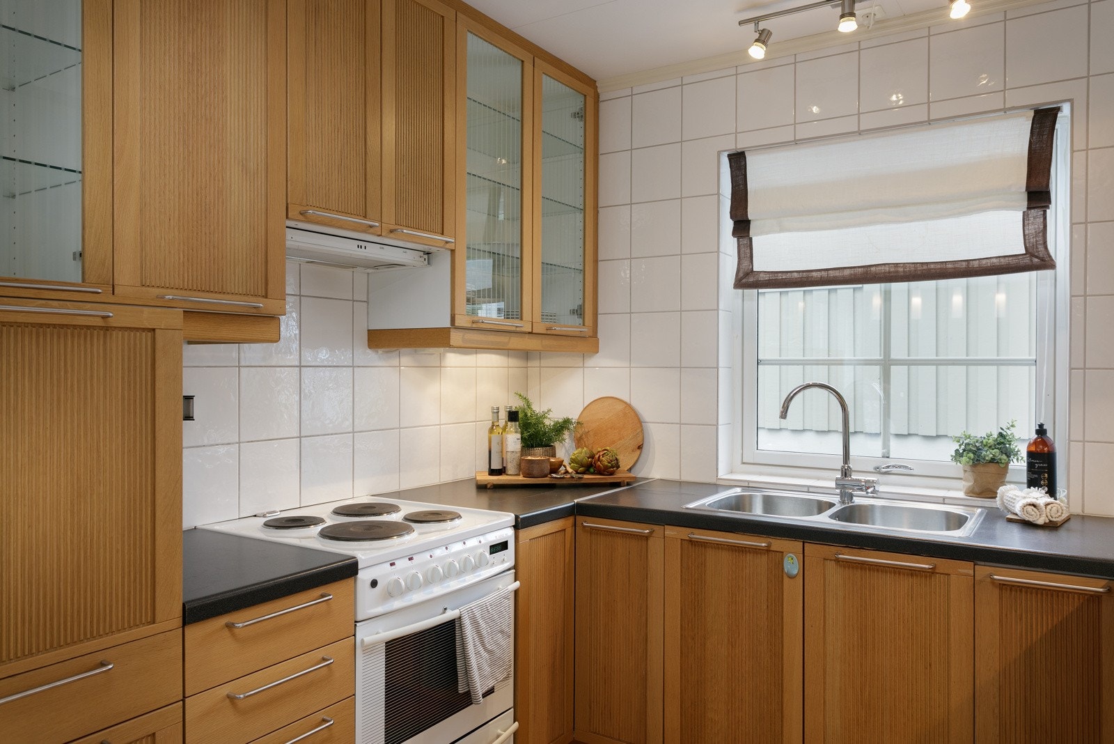 Kjøkkenet har takhøye fronter og laminat benkeplate Galleribilde