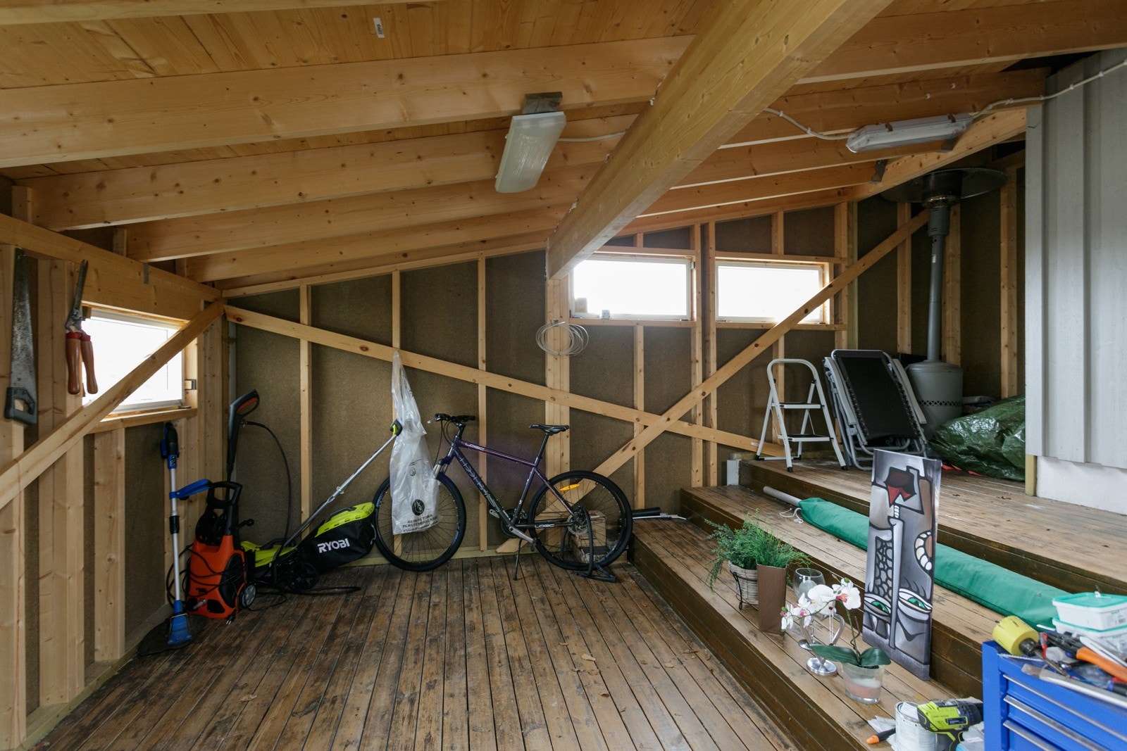 Boden har uisolerte vinduer samt opplagt lys og strøm - ferdigattest fra 2017 foreligger Galleribilde