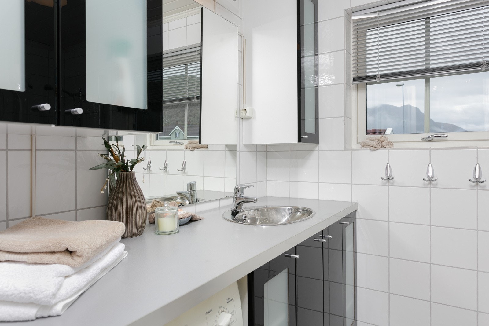 Badet ligger i 2.etg og er helfliset med varme i gulv Galleribilde