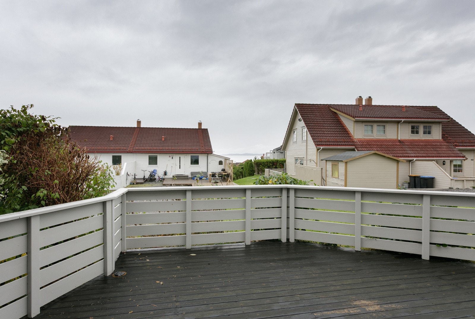 Terrasssen har tilkomst både fra stue og fra utsiden Galleribilde