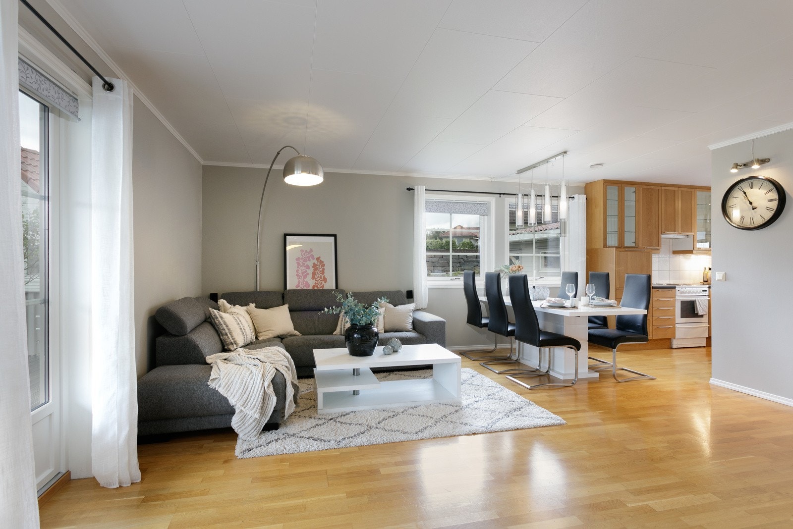 Boligen går over to plan med blandt annet romslig stue i hovedetasjen Galleribilde