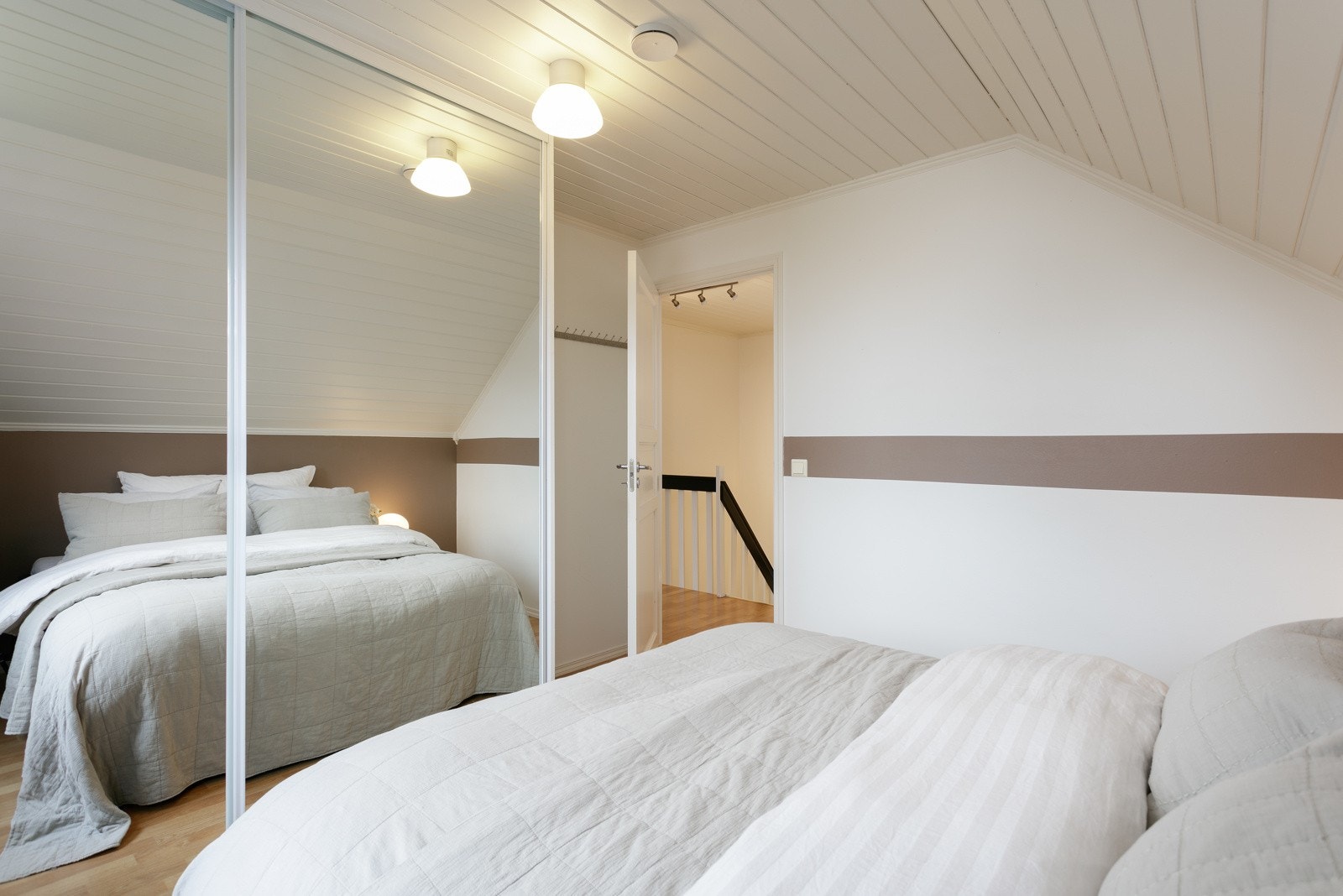 På dette rommet er det også supre garderobeløsninger med skyvedørsgarderobe Galleribilde