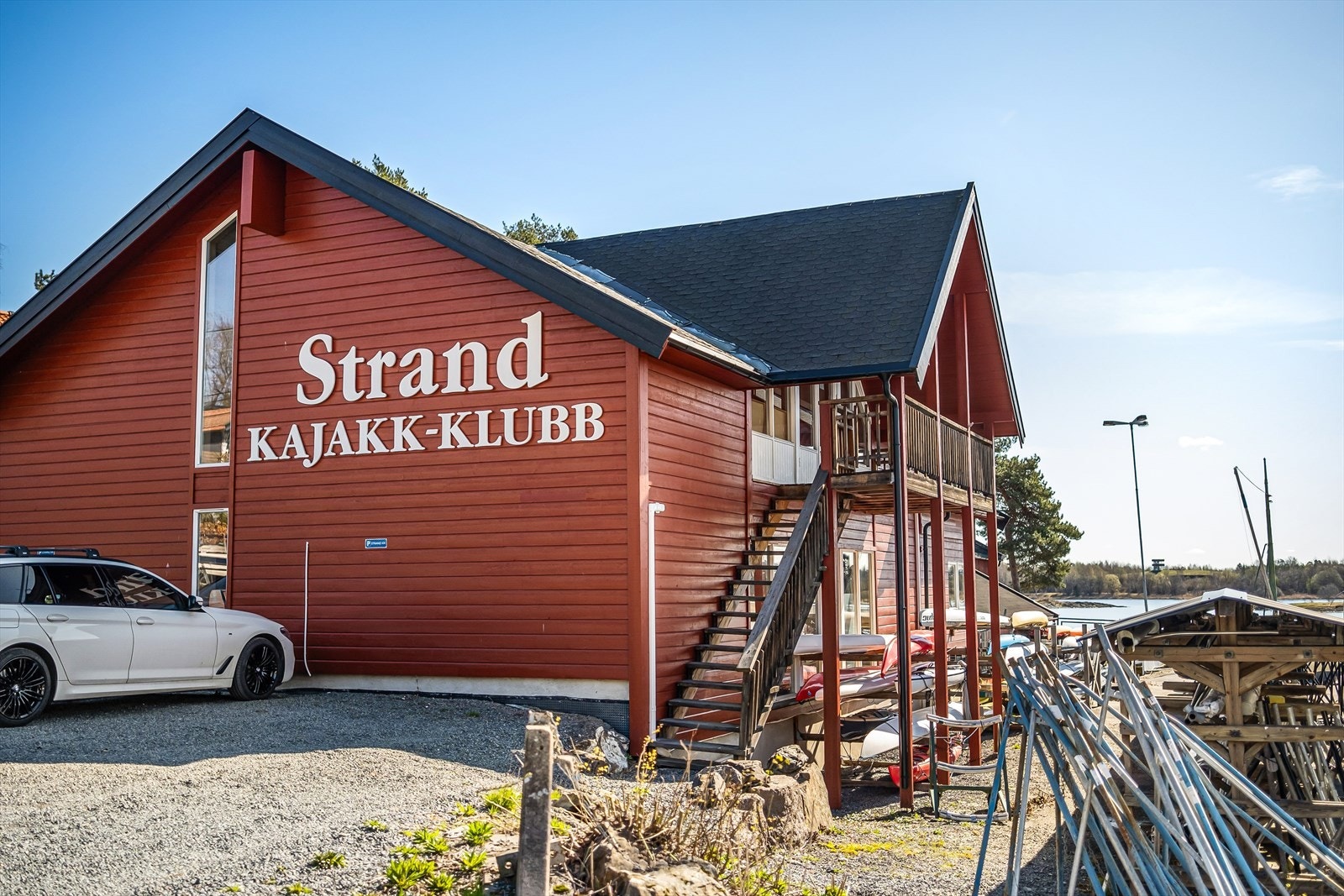 I umiddelbar nærhet av eiendommen ligger Strand kajakklubb, som tilbyr bla. kursing, ulike treningsgrupper og utlån av kajakker og utstyr. Passer perfekt for amatøren, men også for den drevne kajakkentusiasten. Galleribilde