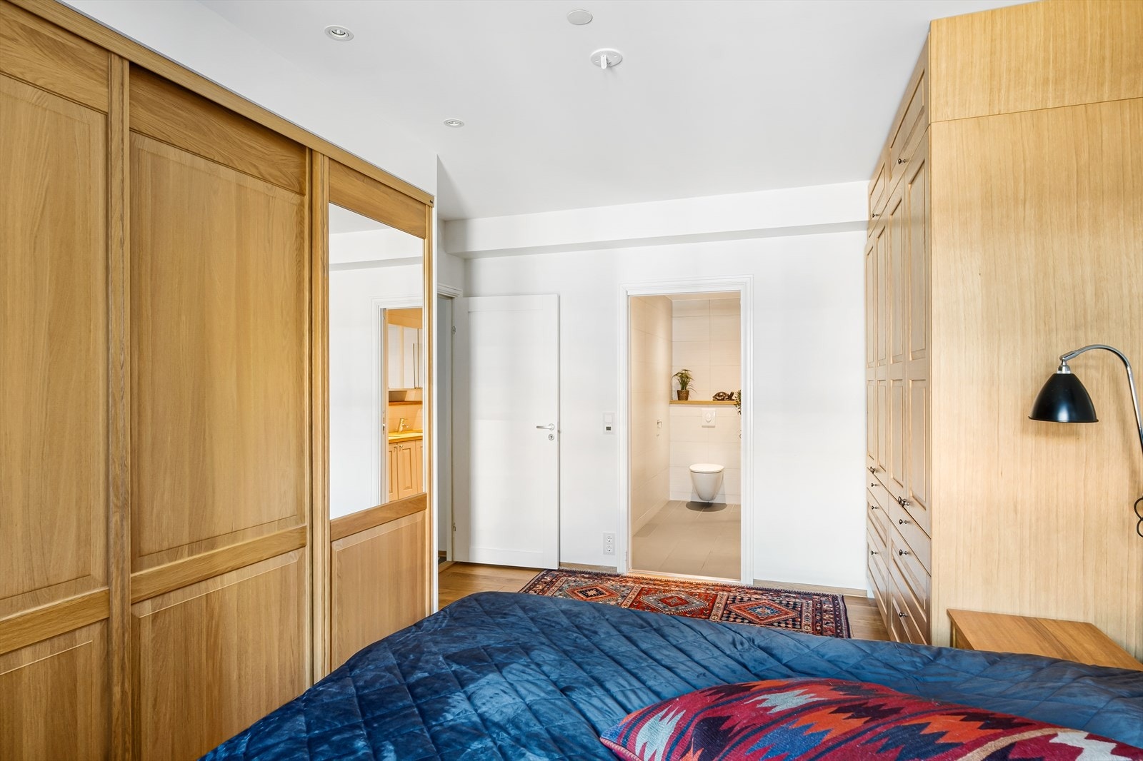 Fra hovedsoverommet er det adkomst til eget bad (en-suite bad). Galleribilde