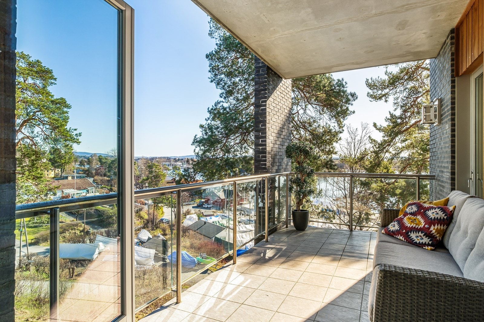 Fra kjøkkenet og stuen/ spisestuen er adkomst via balkongdører til en østvendt overbygd balkong på ca. 10 kvm, med flislagt gulv og rekkverket i rustfritt stål med glassplater. Galleribilde