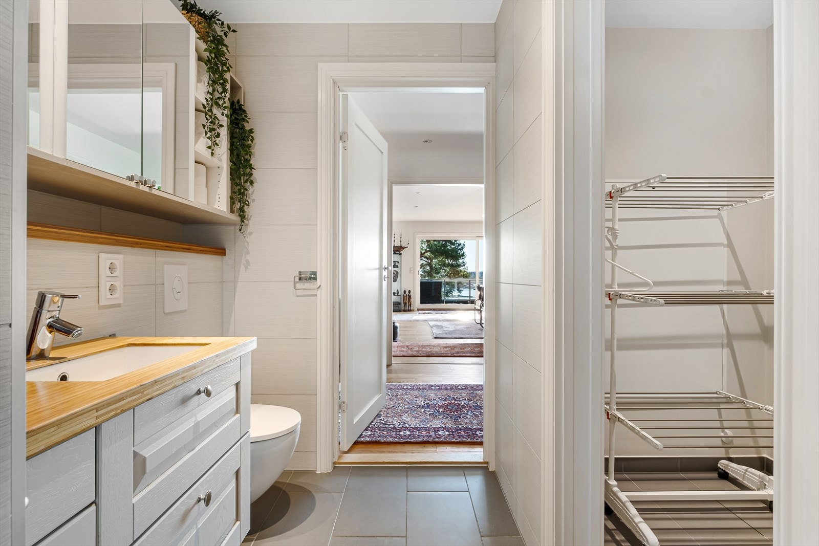 Det er balansert ventilasjon med avtrekk fra ventil i taket. Det er observert membran under klemring som tyder på fagmessig utførelse av membranen. Fra badet er det adkomst til et praktisk og separat vaskerom. Galleribilde