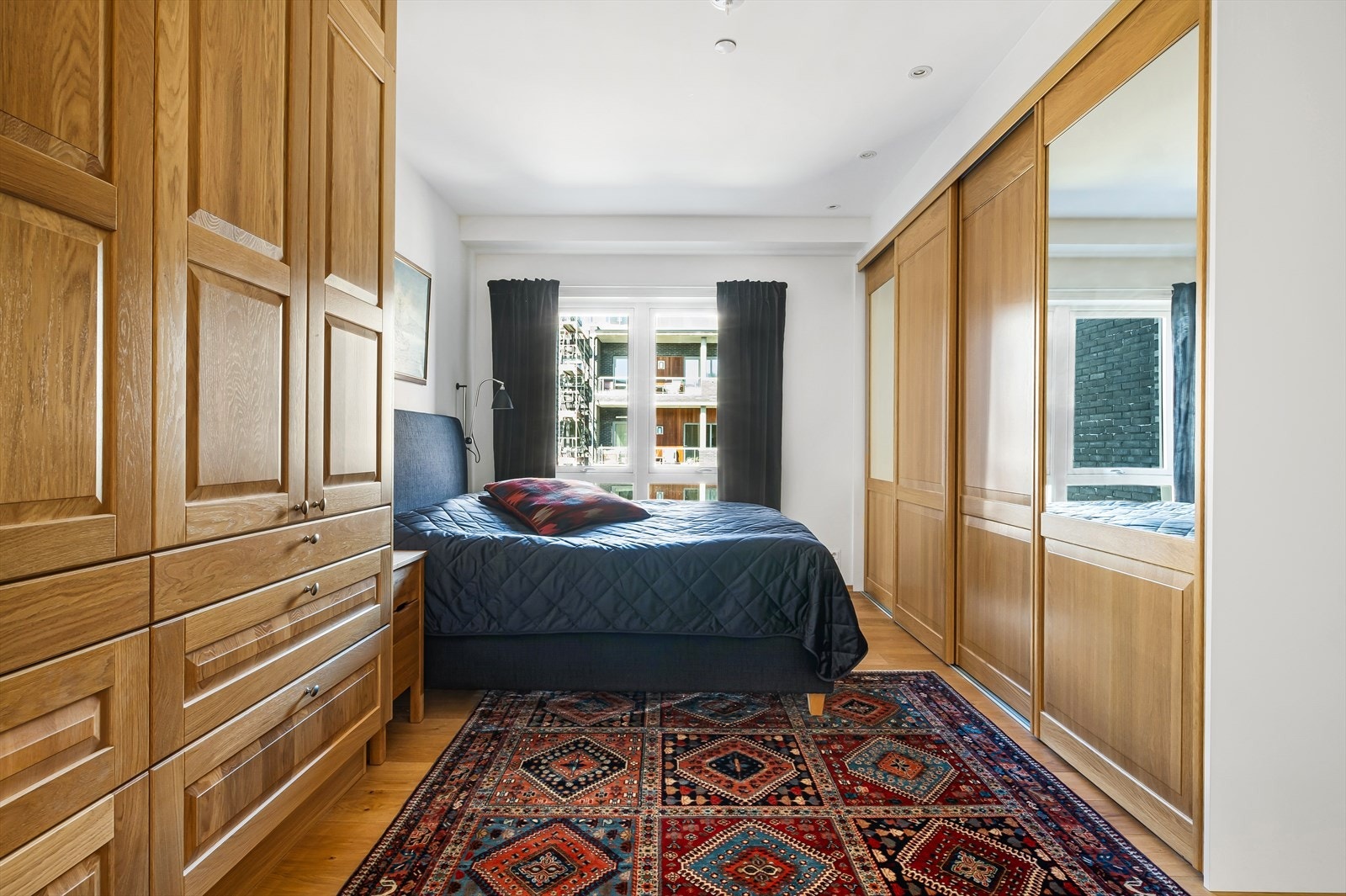 Hovedsoverommet er av god størrelse og er innredet med stor garderobeløsning samt skyvedørsgarderobe. Ellers godt med plass til dobbeltseng og nattbord. Galleribilde