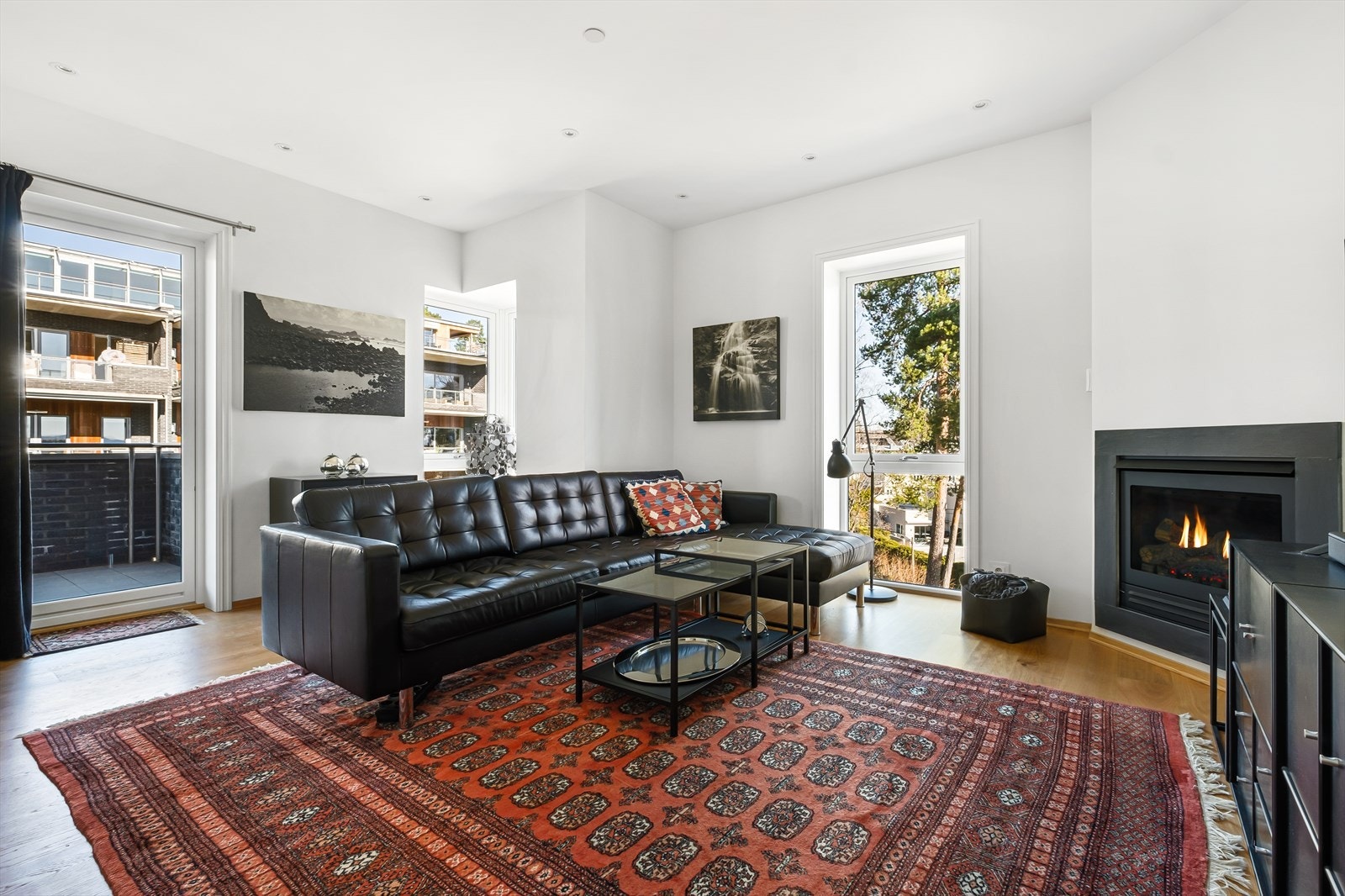 Lys og tiltalende stue/ TV- stue med gode møbleringsmuligheter. Galleribilde