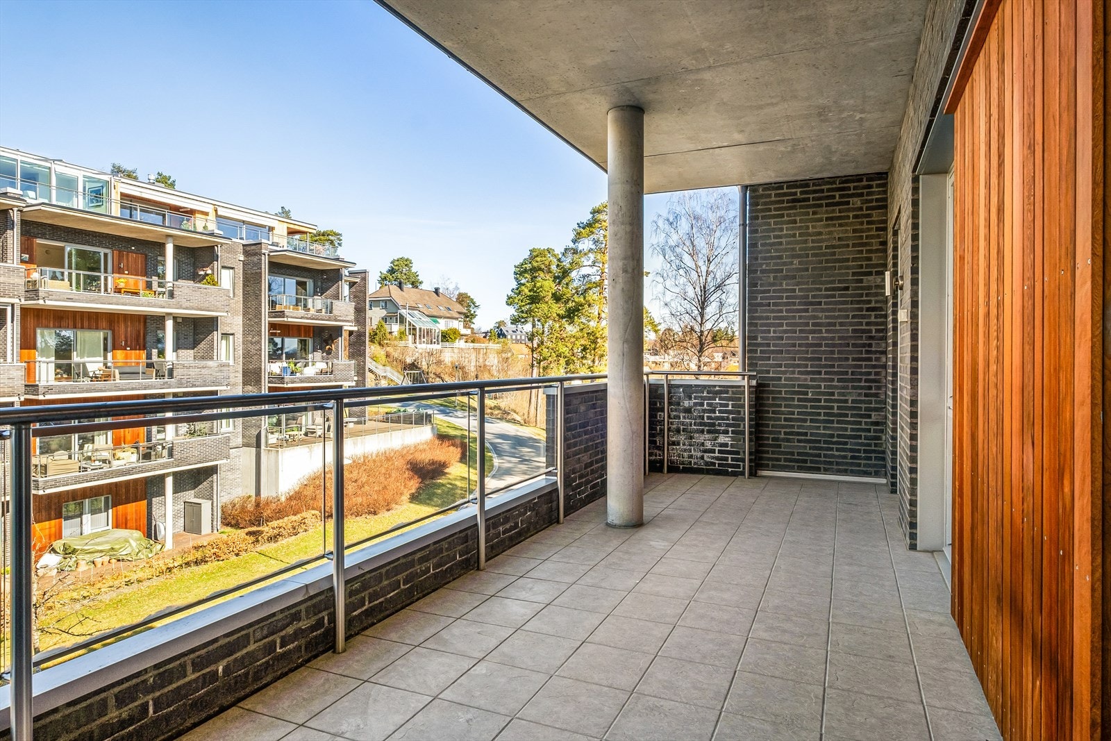 På balkongen er det dobbel stikkontakt, lys og godt med plass til diverse utemøblement, blomster etc. Galleribilde