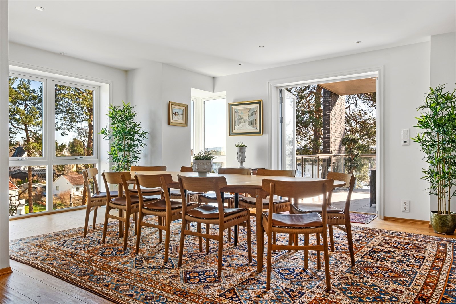 Det er stilren 1- stavs eikeparkett på gulv og dimmerstyrte downlights i himling på kjøkkenet. Galleribilde