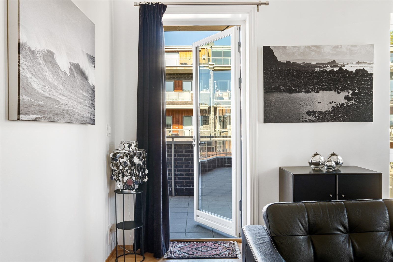 Fra stuen/TV- stuen er adkomst via balkongdør til en nordvestvendt overbygd balkong. Galleribilde