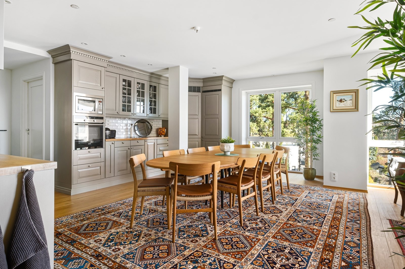 Her er det rikelig med skuffer, skap- og benkeplass. Galleribilde