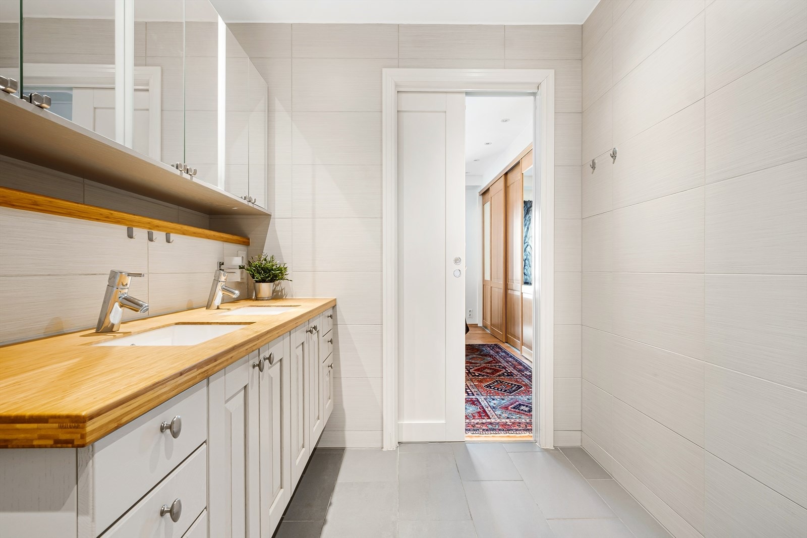 Her er det vegghengt wc, nedsenket dusjhjørne med svingbare dører, 2 servanter i innredning med benkeplate i tre og overskap med speil. Balansert ventilasjon med avtrekk fra ventil i tak. Observert membran under klemring som tyder på fagmessig utførelse. Galleribilde