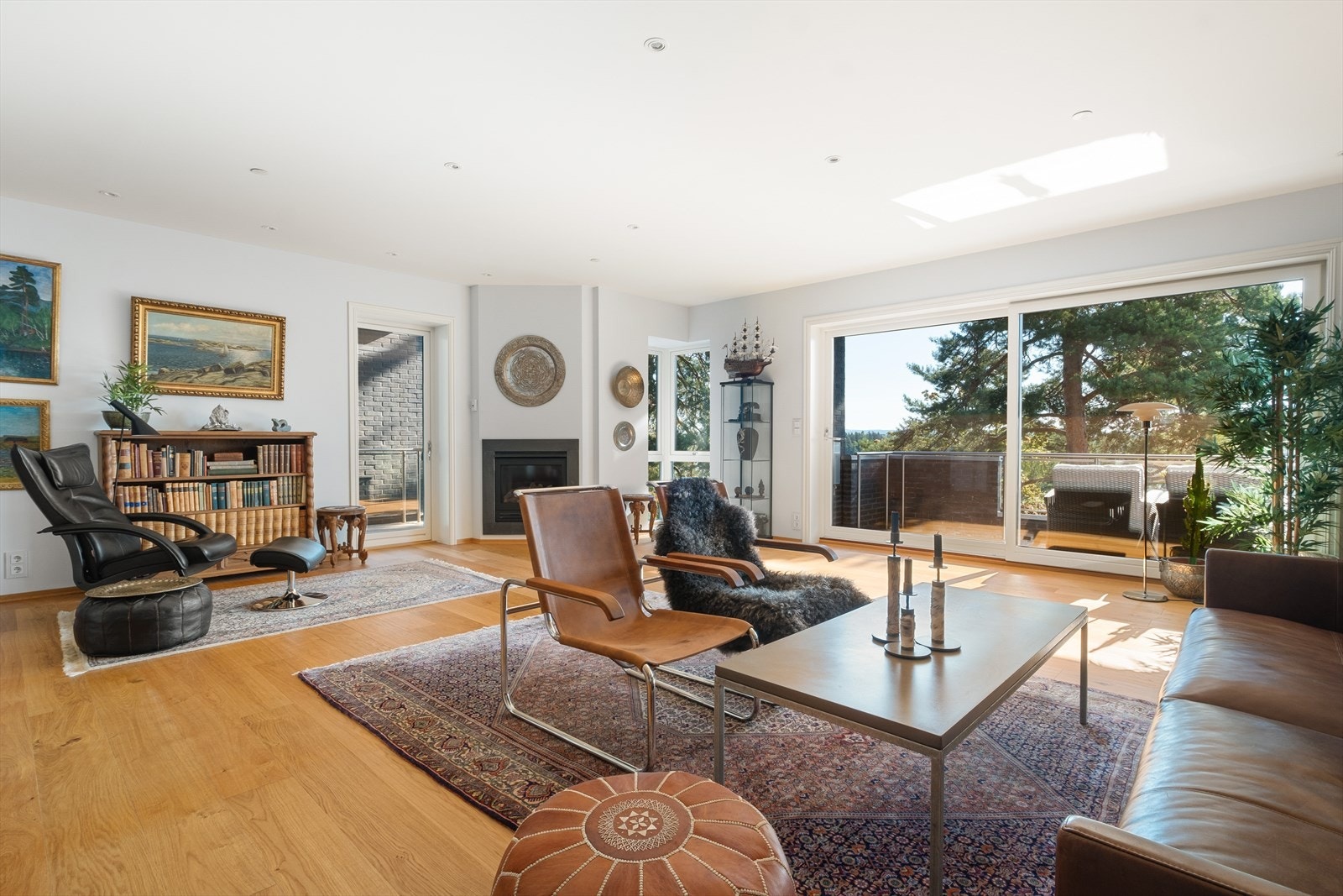 Fra entréen er det adkomst via en lekker tofløyet glassdør til en meget delikat og luftig stue, med stilren 1- stavs eikeparkett på gulv og dimmerstyrte downlights i himling. Galleribilde