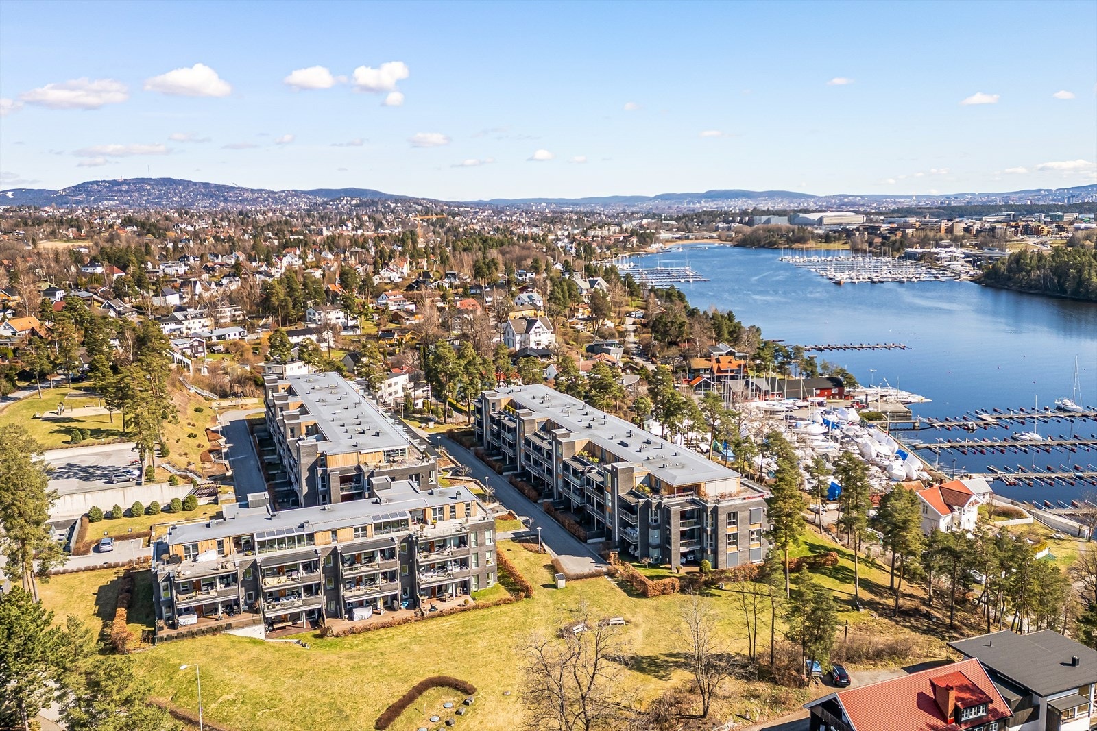 Dette er en flott mulighet til å sikre deg en moderne, påkostet og unik endeleilighet beliggende i 3. etasje med nydelig fjordutsikt og flere herlige utesoner hvor man kan følge solen. Galleribilde