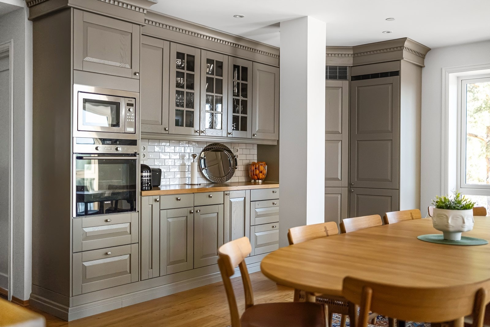 Kjøkkenet er utstyrt med følgende hvitevarer: integrert komfyr, induksjonstopp på hele 80 cm, oppvaskmaskin, kjølehjørne, fryseskap og mikrobølgeovn. Alle hvitevarene er fra Siemens, bortsett fra kjølehjørnet som er fra Thermocold. Galleribilde