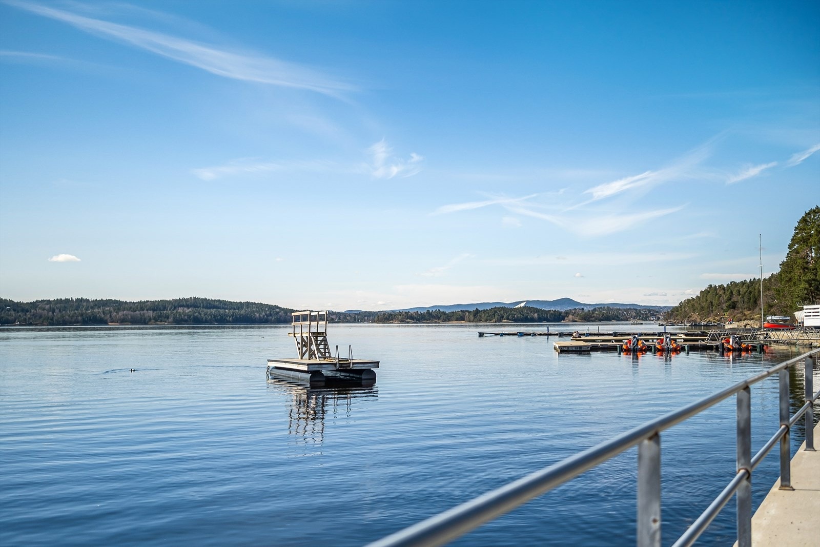 Man kan også velge å benytte seg av den flotte kyststien i området. Her kan man for eksempel følge fjorden fra Sandvika via Høvik til Lysaker brygge. Galleribilde