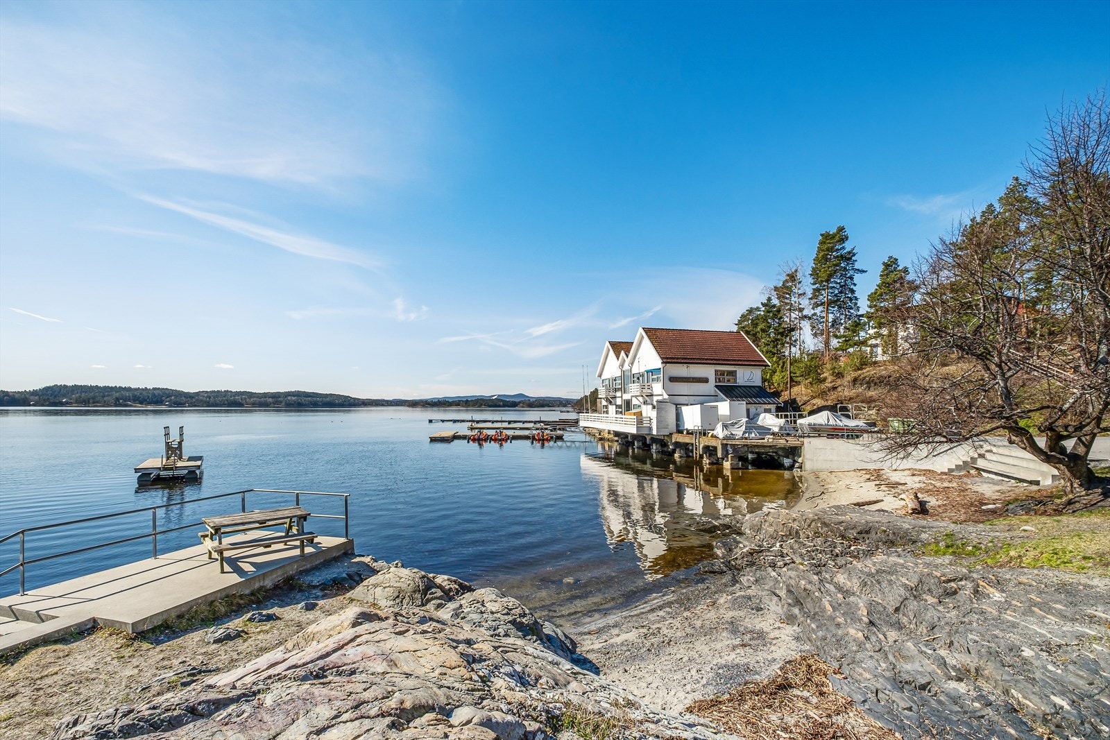 På Sarbuvollen finner man også en barnevennlig badestrand med grønn gressplen for grilling og fritidsaktiviteter. Plassen er nylig rehabilitert med nytt bryggeanlegg og sittemurer, samt off. toalett for badegjester i tilknytning til Bærum seilforening. Galleribilde