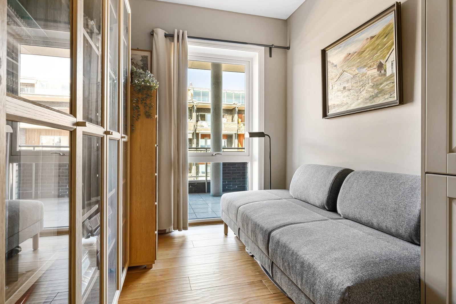 Soverom nr. 3 er innredet med garderobeskap og god plass til seng, nattbord, kommode eller skrivepult. Galleribilde