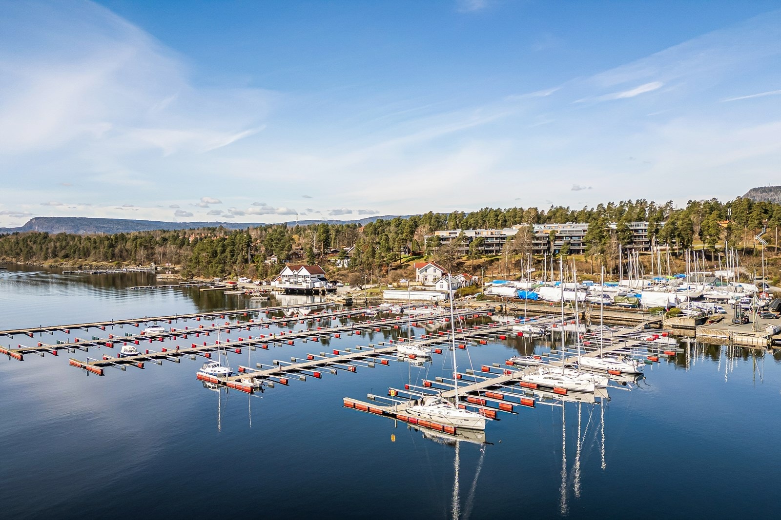 Denne perlen av en leilighet ligger på Nedre Høvik, like ved Oslofjorden og badestrand. Nærområdet byr på frodig og idyllisk vegetasjon i tillegg til at det er både bade- og turmuligheter rett utenfor døren. Galleribilde