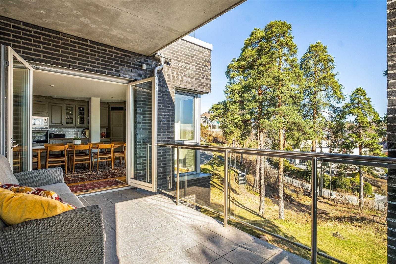 På balkongen er det dobbel stikkontakt, stråleovn og godt med plass til diverse utemøblement, blomster etc. Galleribilde