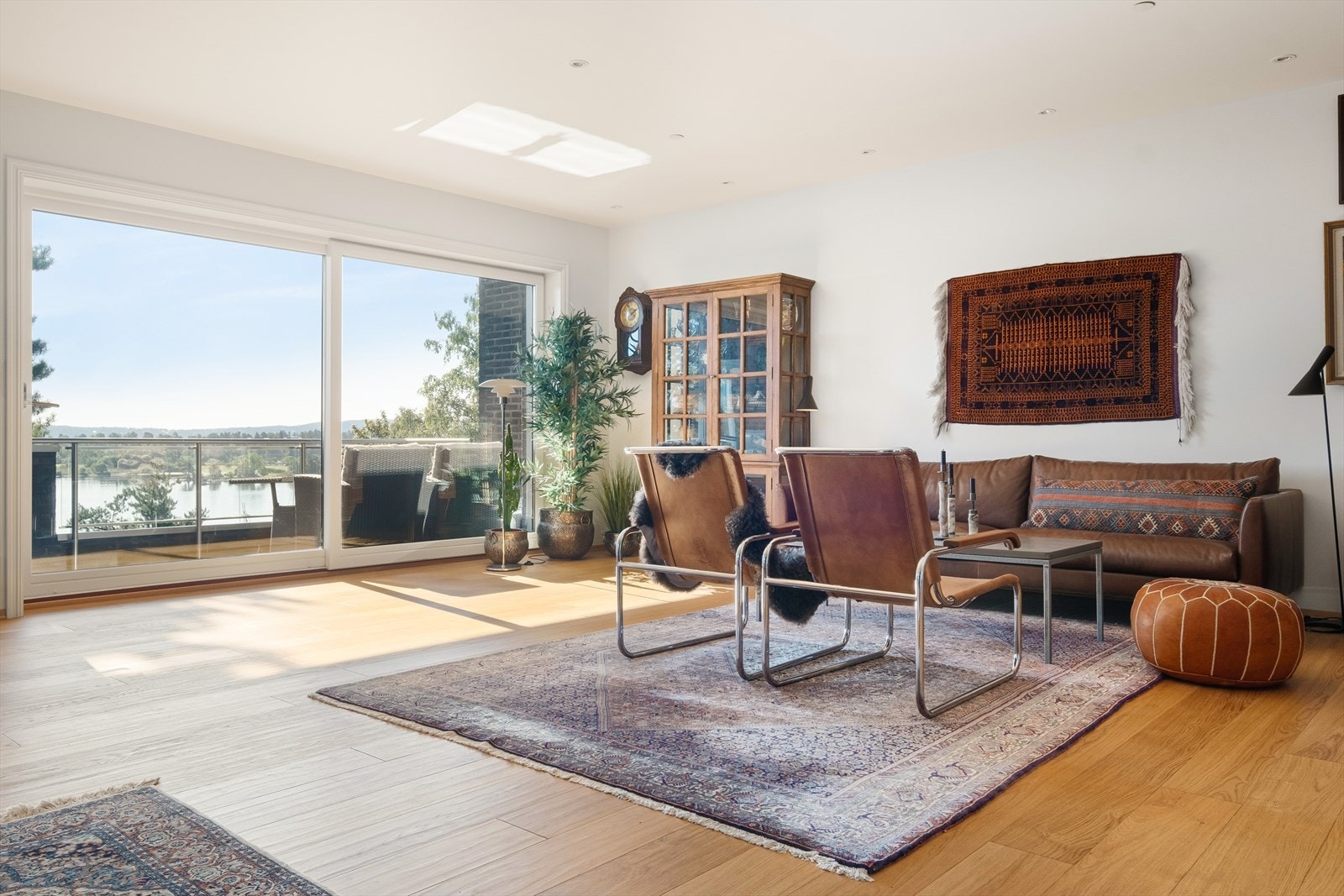 Rommet har store vindusflater som slipper inn rikelig med naturlig lys, og skaper en hyggelig atmosfære. Galleribilde