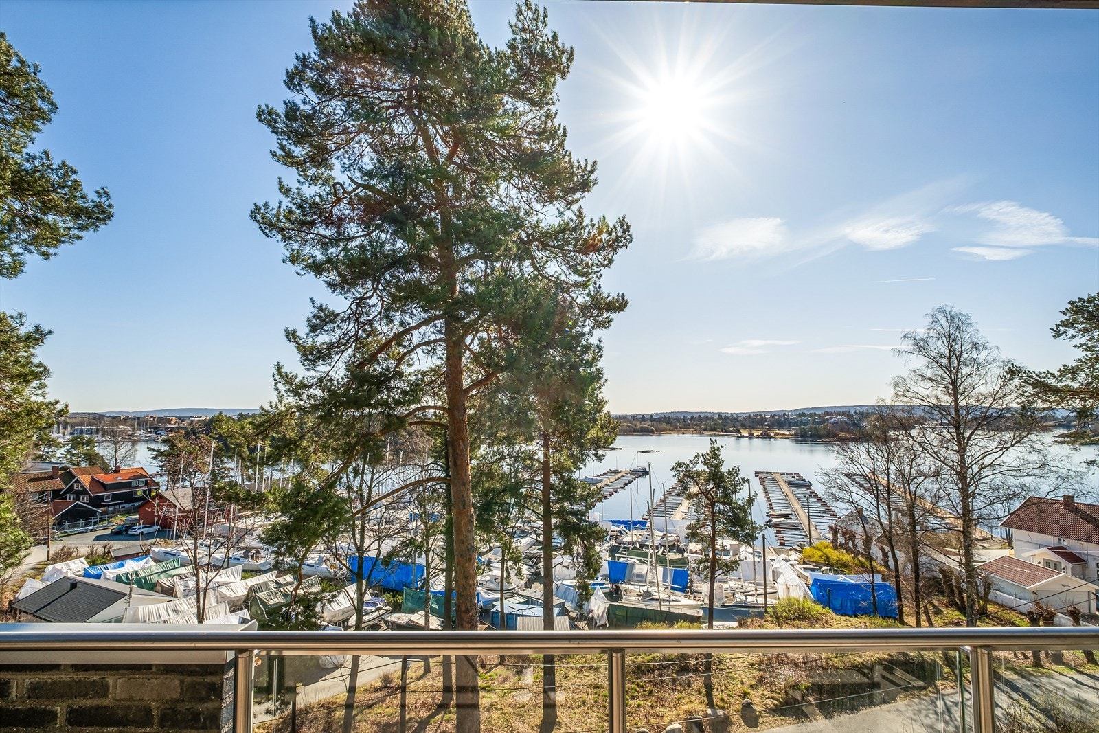 Her kan kaffekoppen nytes i takt med den nydelige morgensolen samt den fantastiske fjordutsikten! Galleribilde