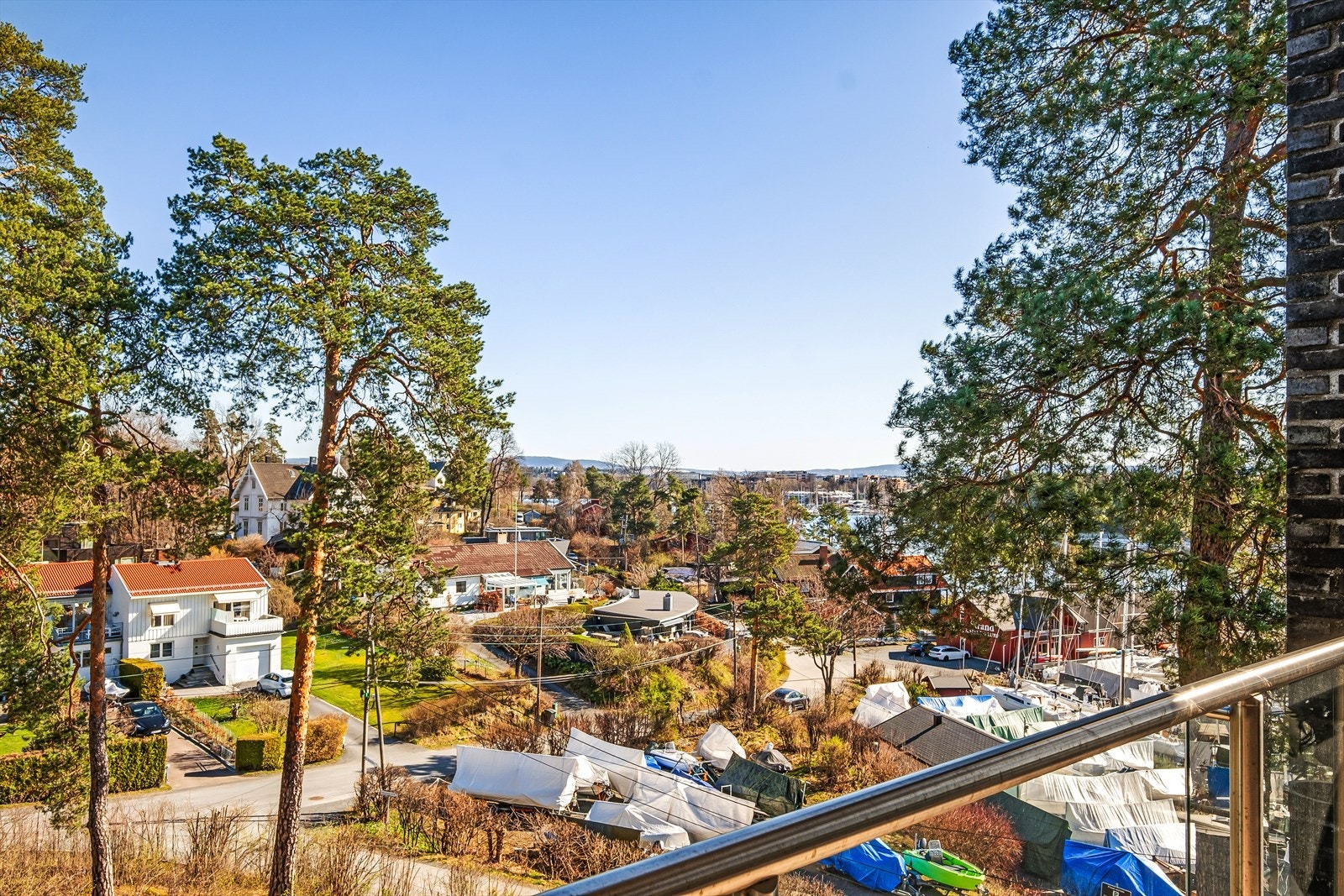 Med umiddelbar nærhet til sjøen, korte avstander til alt av offentlig kommunikasjon, butikker og turstier, har du alt du trenger innenfor rekkevidde. Galleribilde