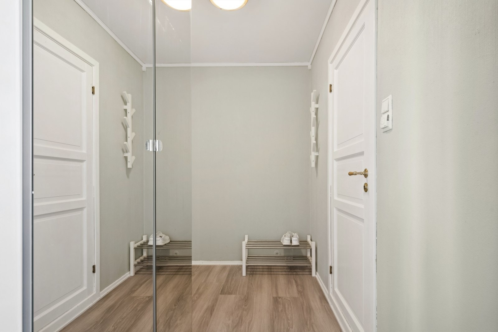 Lys entré med garderobeskap Galleribilde