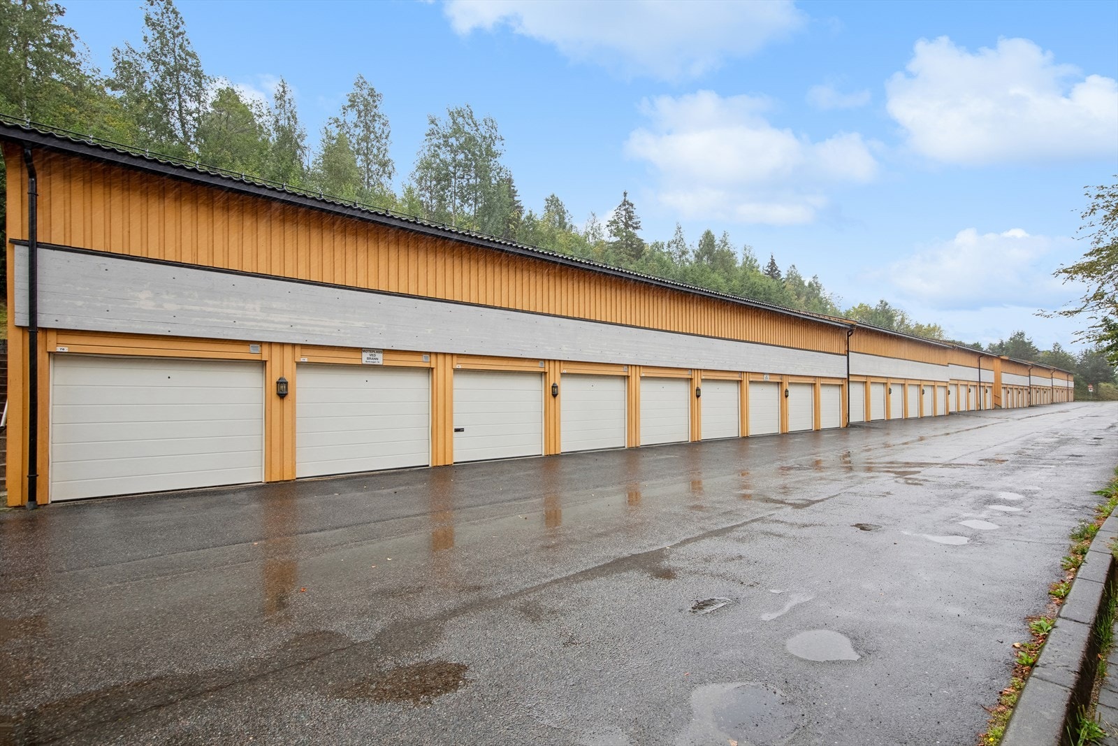 Leiligheten disponerer en garasje med nærhet til inngangspartiet Galleribilde
