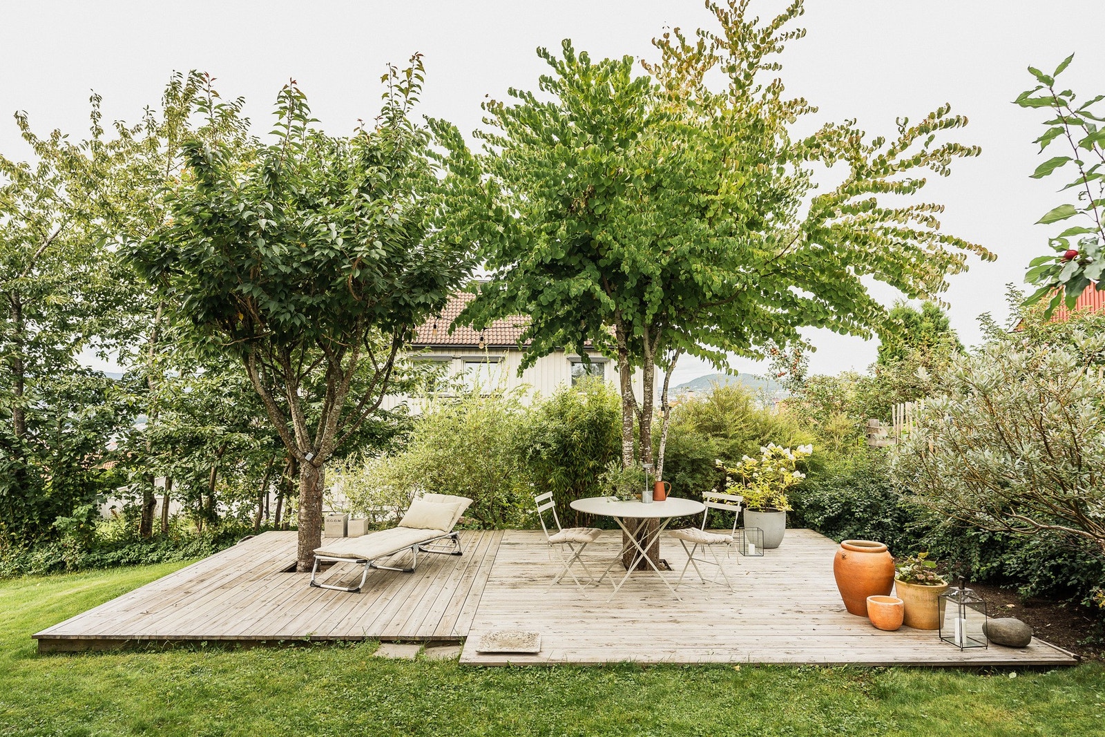 Herlig terrasseområde med mye boltreplass. Galleribilde