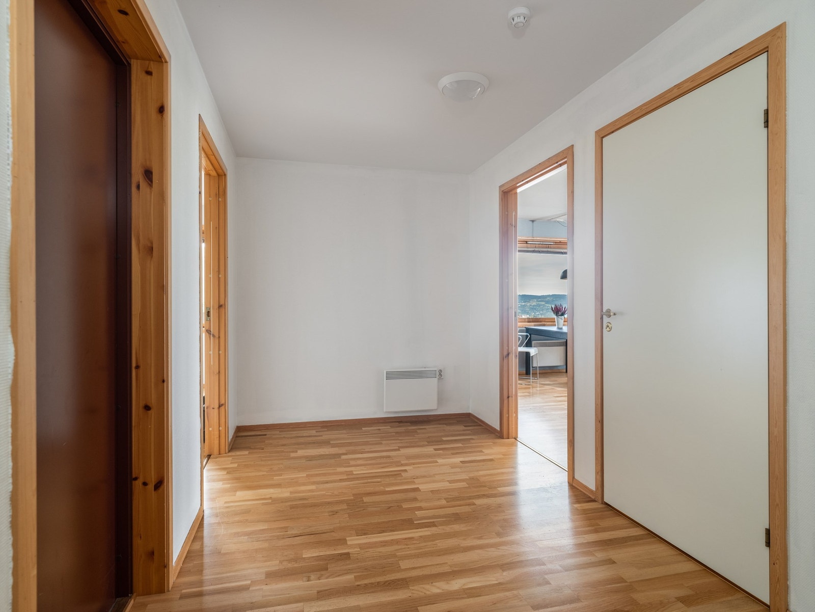 Velkommen inn. Man går tørrskodd fra heisen Galleribilde