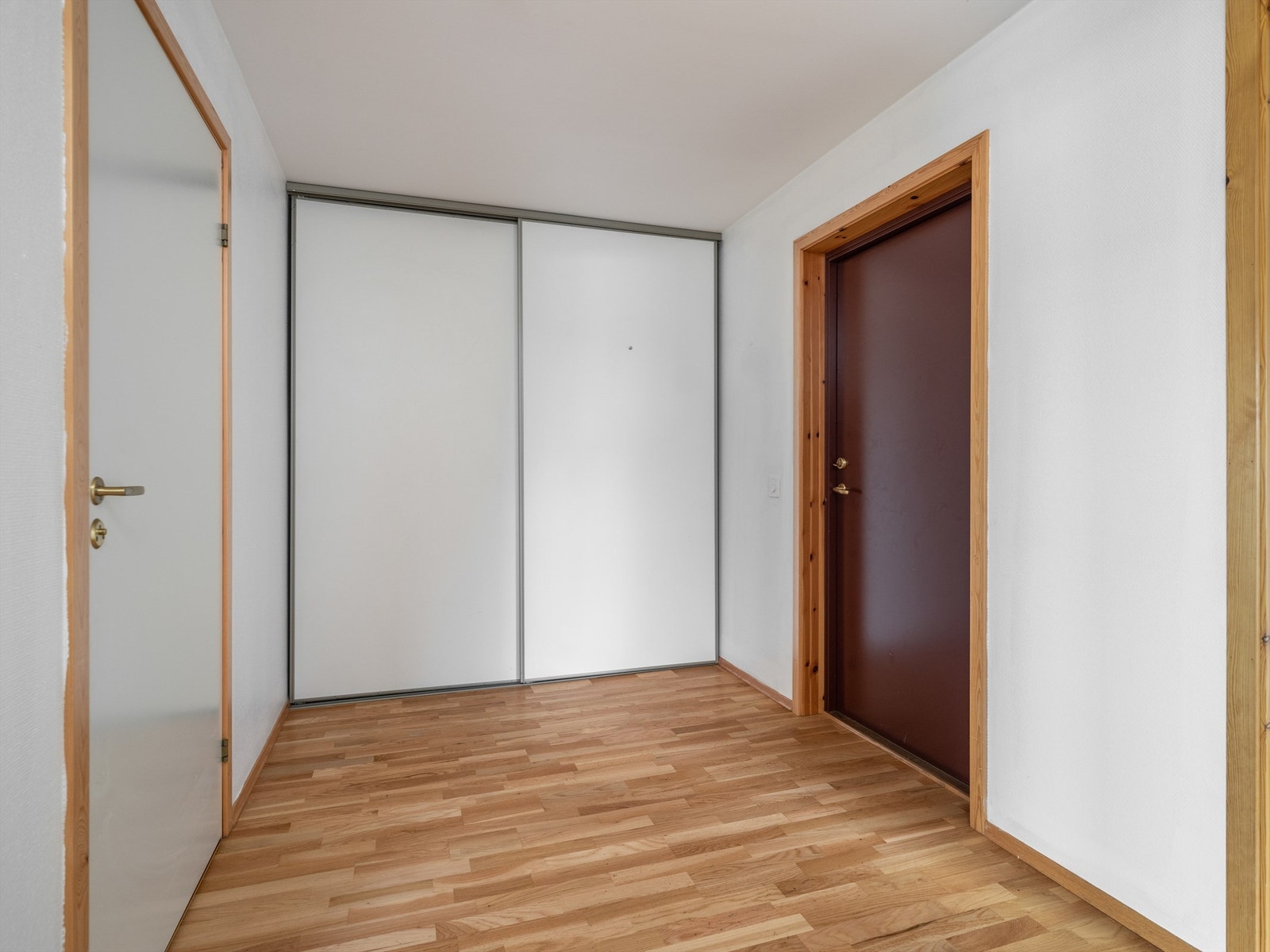 Romslig gang på 11 kvm. Skyvedørsgarderobe Galleribilde