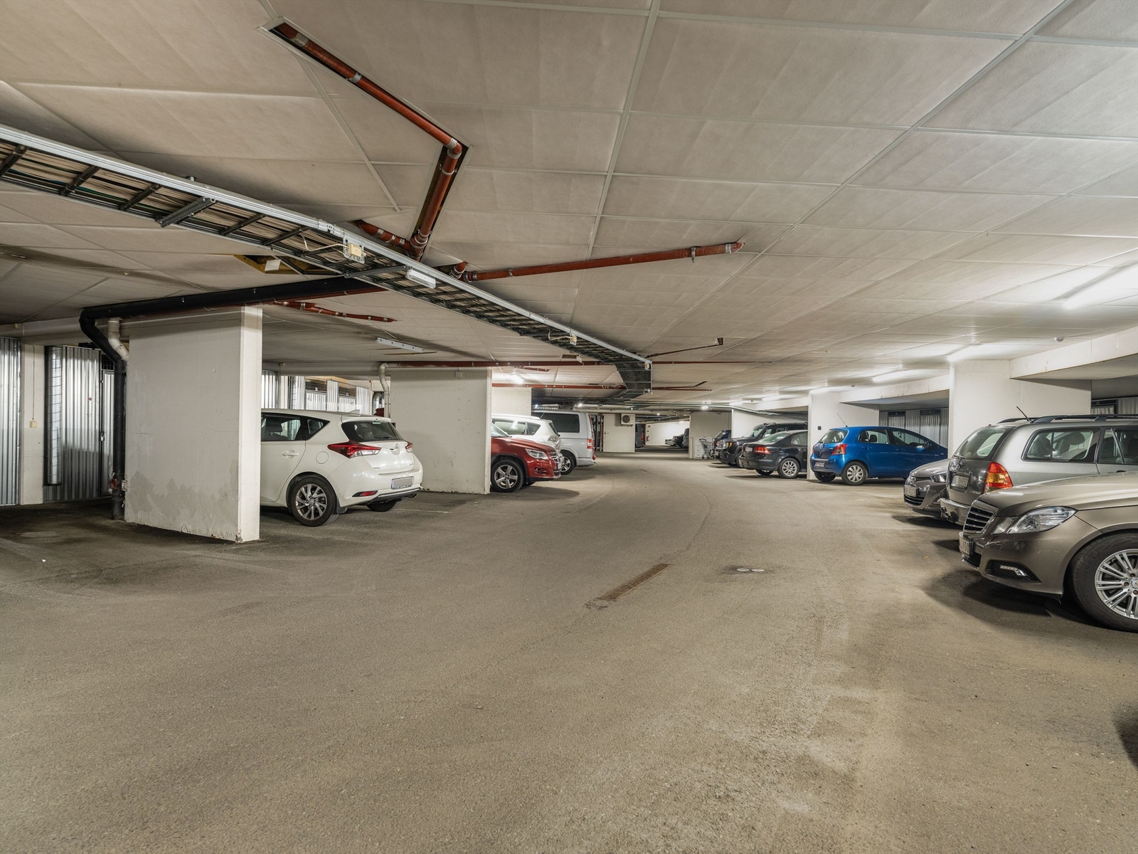 Felles p-kjeller. Man må søke om parkering, Plasser tildeles fortløpende så fort det blir ledig. Galleribilde