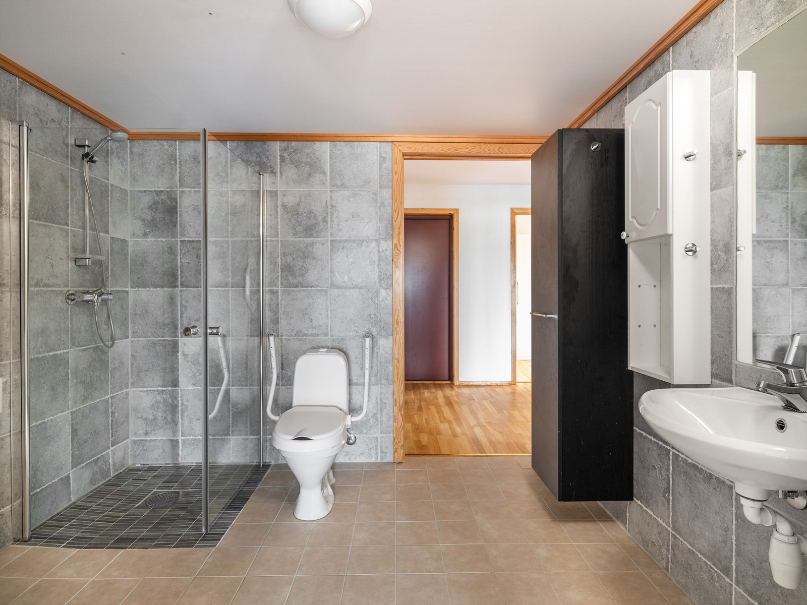 Flislagt bad med varmekabler i gulv. Vannrør av typen rør-rør system Galleribilde