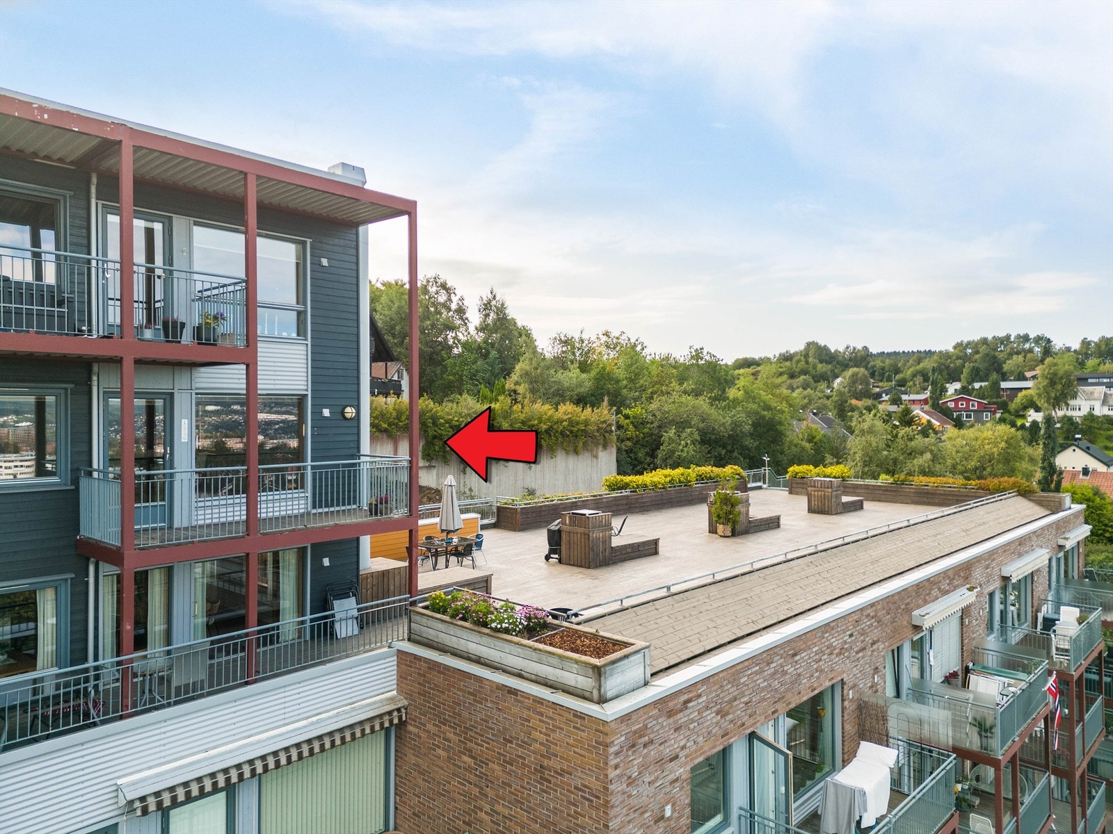 Leilighetens plassering. Felles takterrasse til høyre Galleribilde